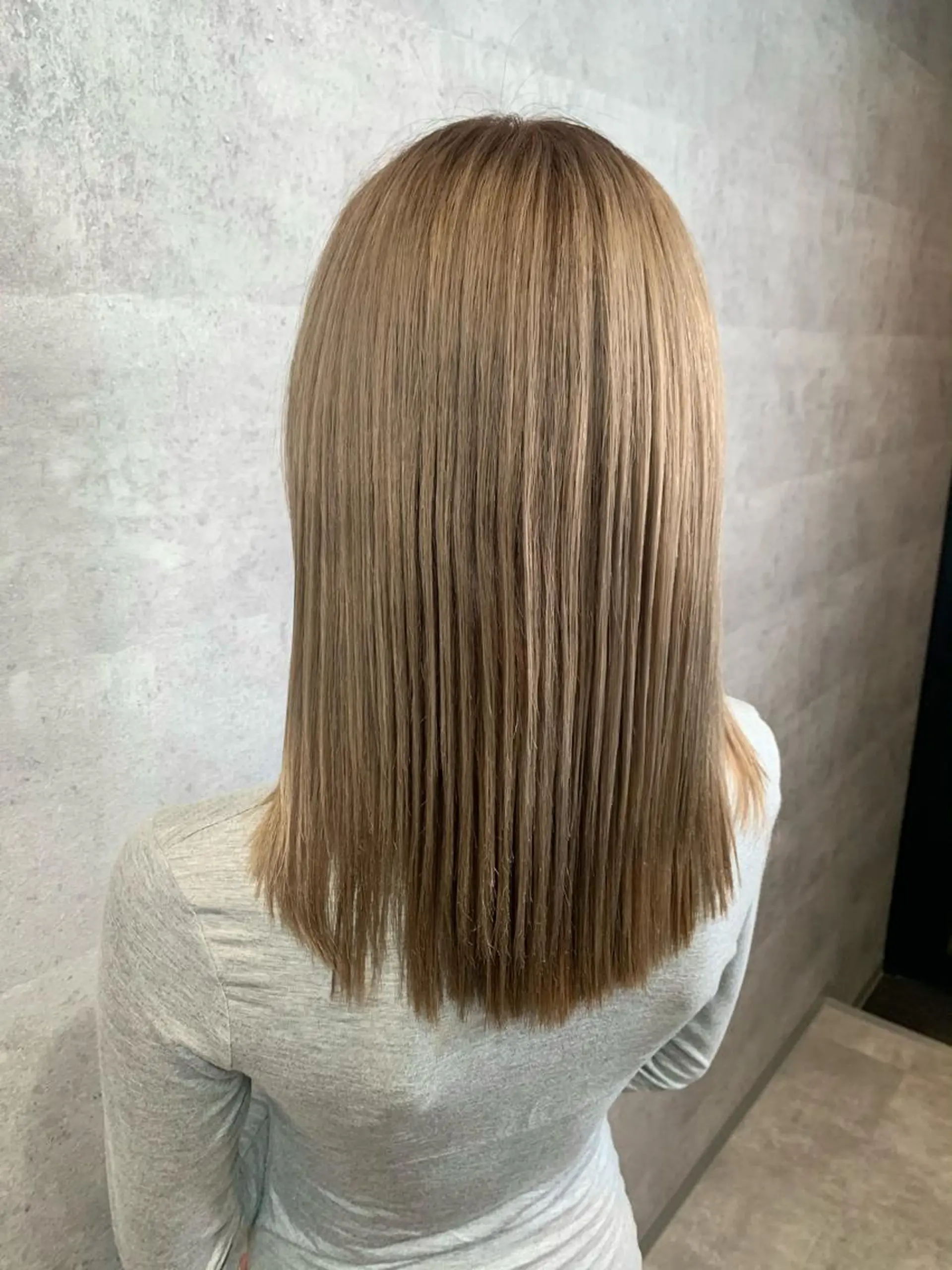 ロング カラー ベージュカラー ミルクティーベージュ mimiiy梅田 中崎町ハイトーンのヘアスタイル