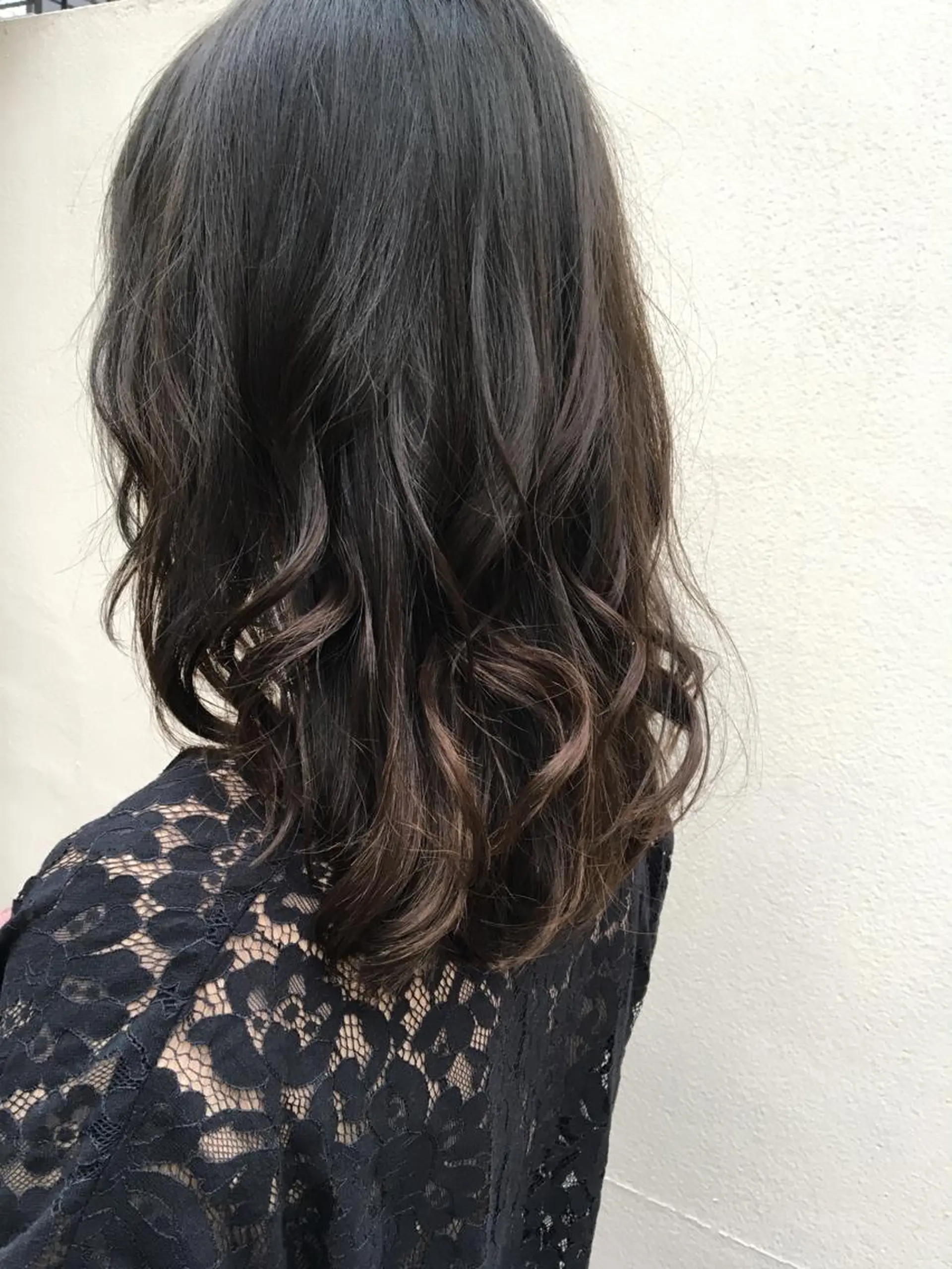 ミディアム カラー THE DAY所属・AKI HASHIMOTOのヘアスタイル