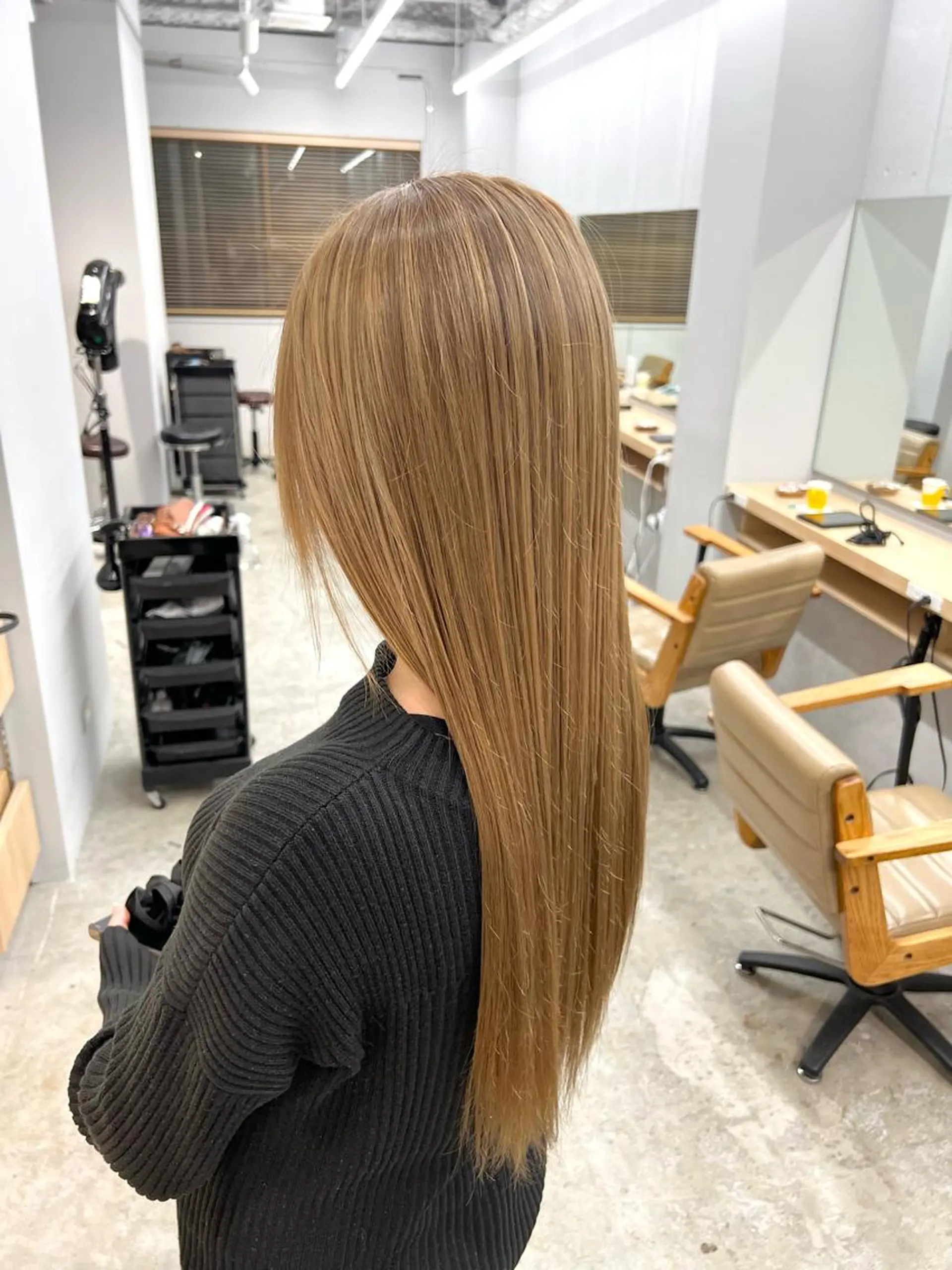 ロング カラー ベージュカラー ブリーチ ミルクティーベージュ 代表　YUKI ☆のヘアスタイル