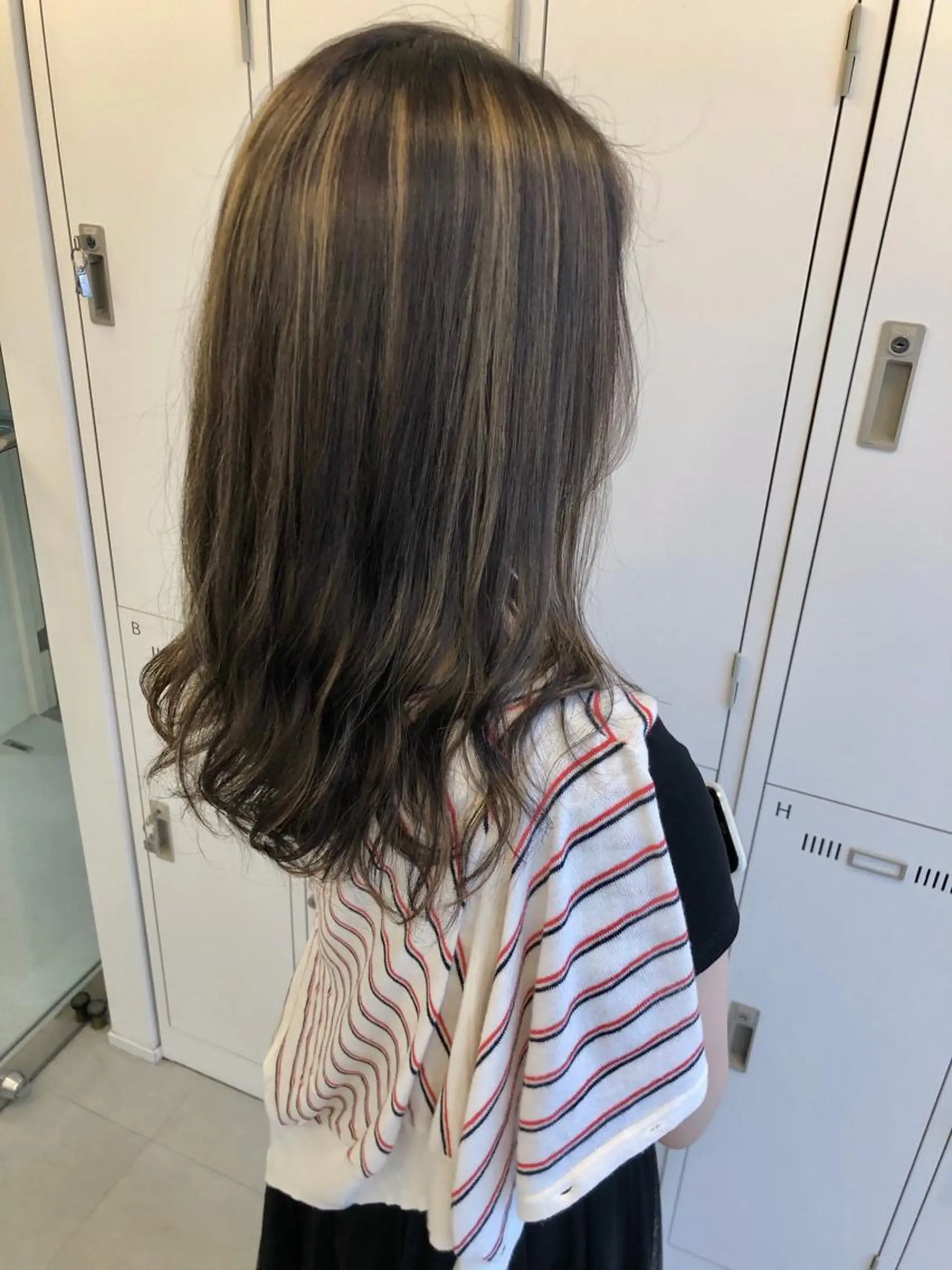 セミロング カラー ショコラグレージュ グレージュ ハイライトカラー ハイライト Saori / さおりのヘアスタイル