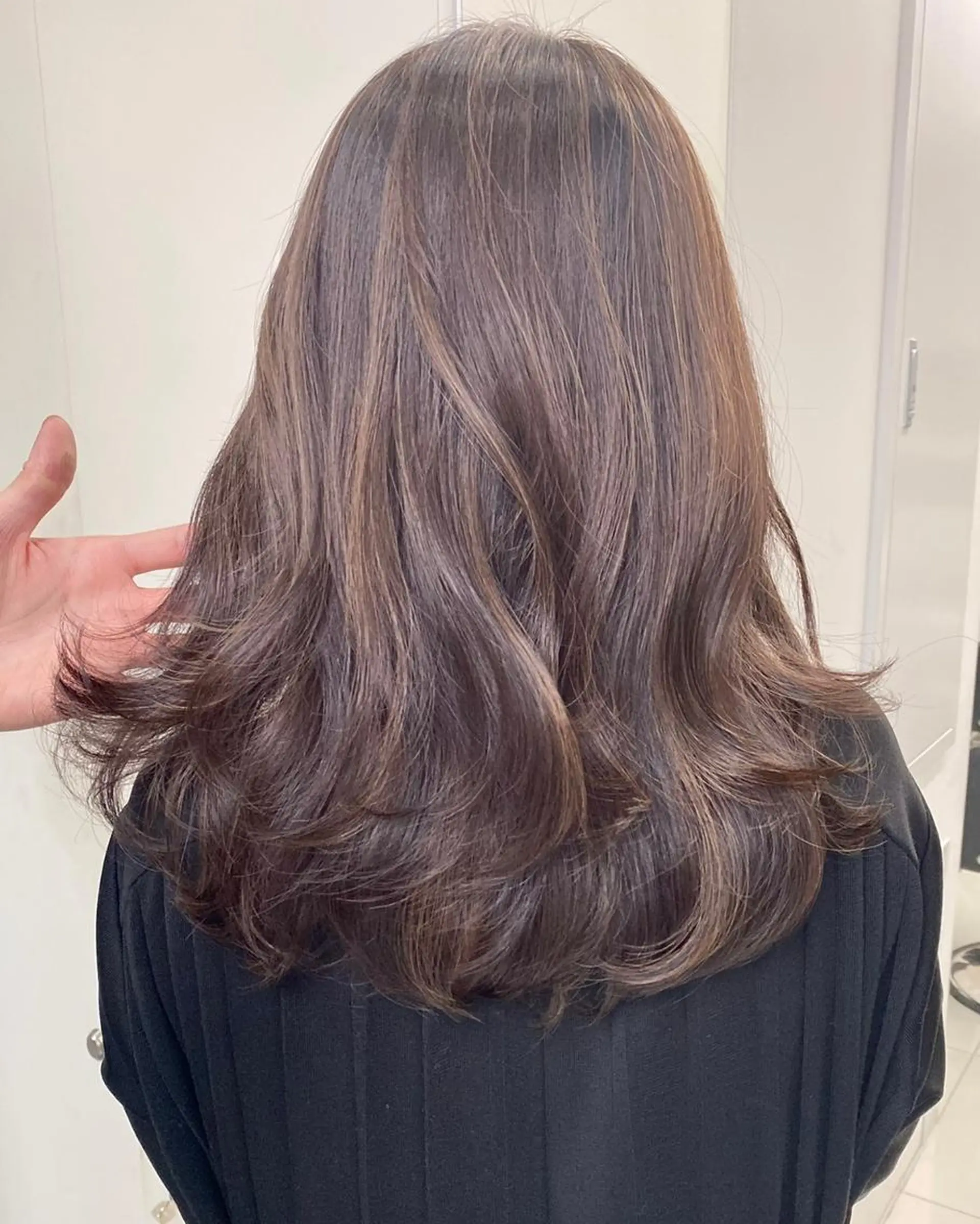 セミロング カラー アッシュ ベージュカラー ブルーカラー ブルーグレー ブルーグレージュ カット ヘアカラー トリートメント 公式 Ease by amble luxeのヘアスタイル