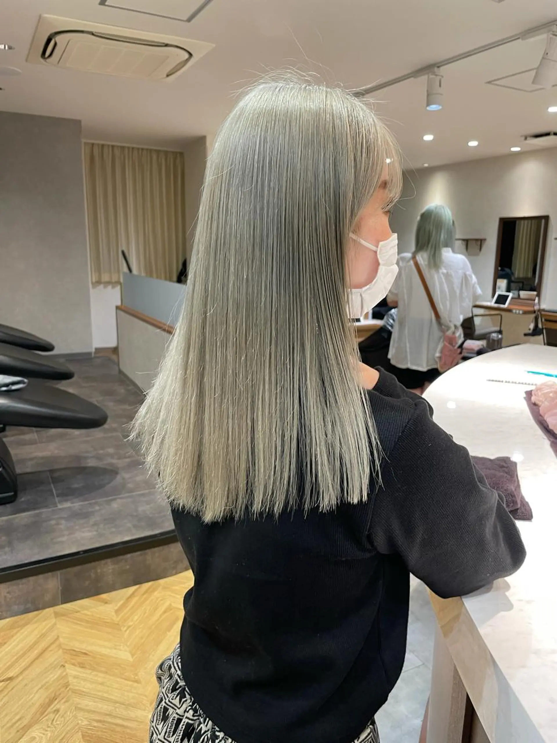 セミロング カラー ヘアカラー トリートメント ハイトーンヘア れおん🌙のヘアスタイル