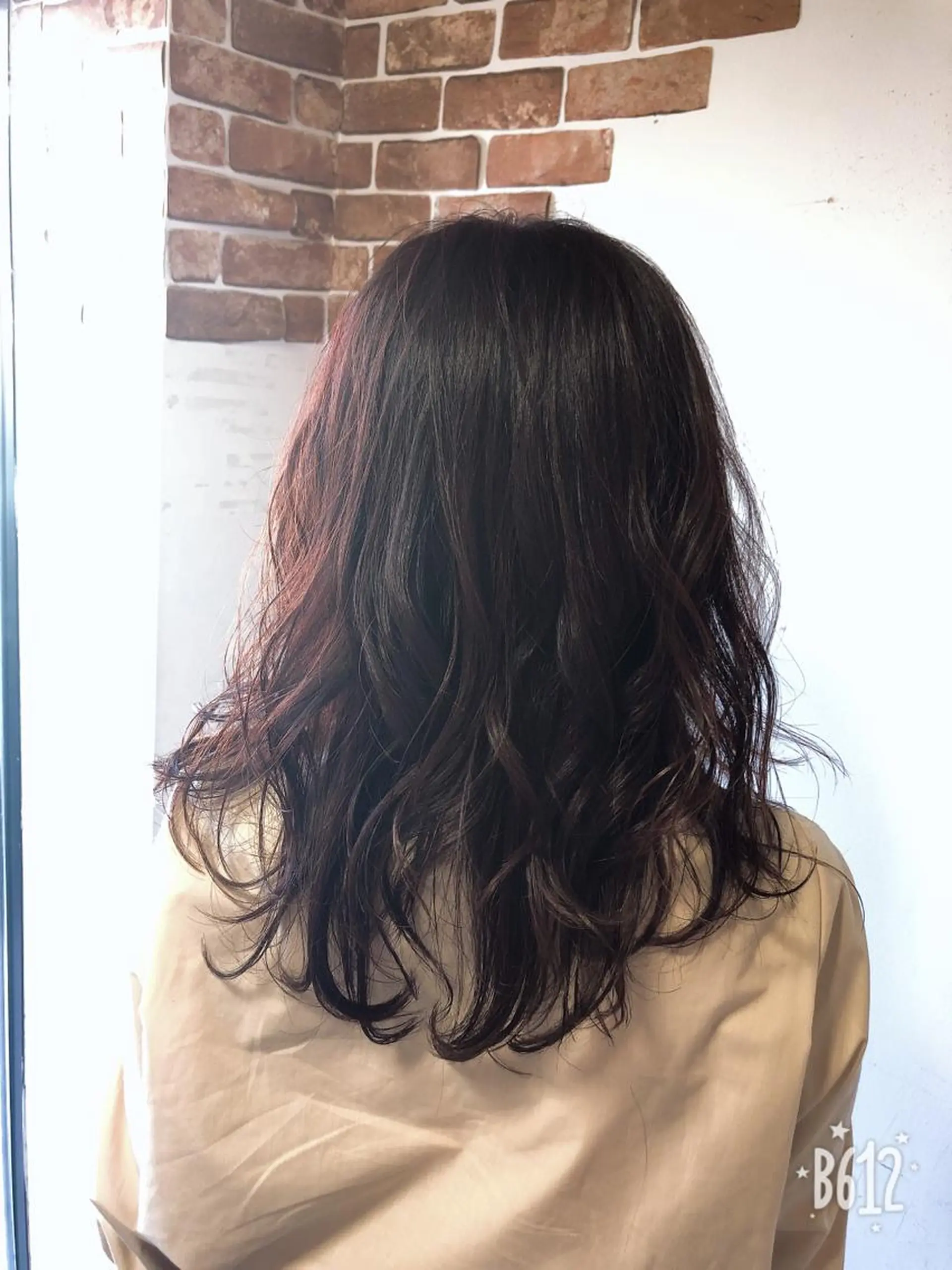 セミロング レッドブラウン 中東 真子のヘアスタイル