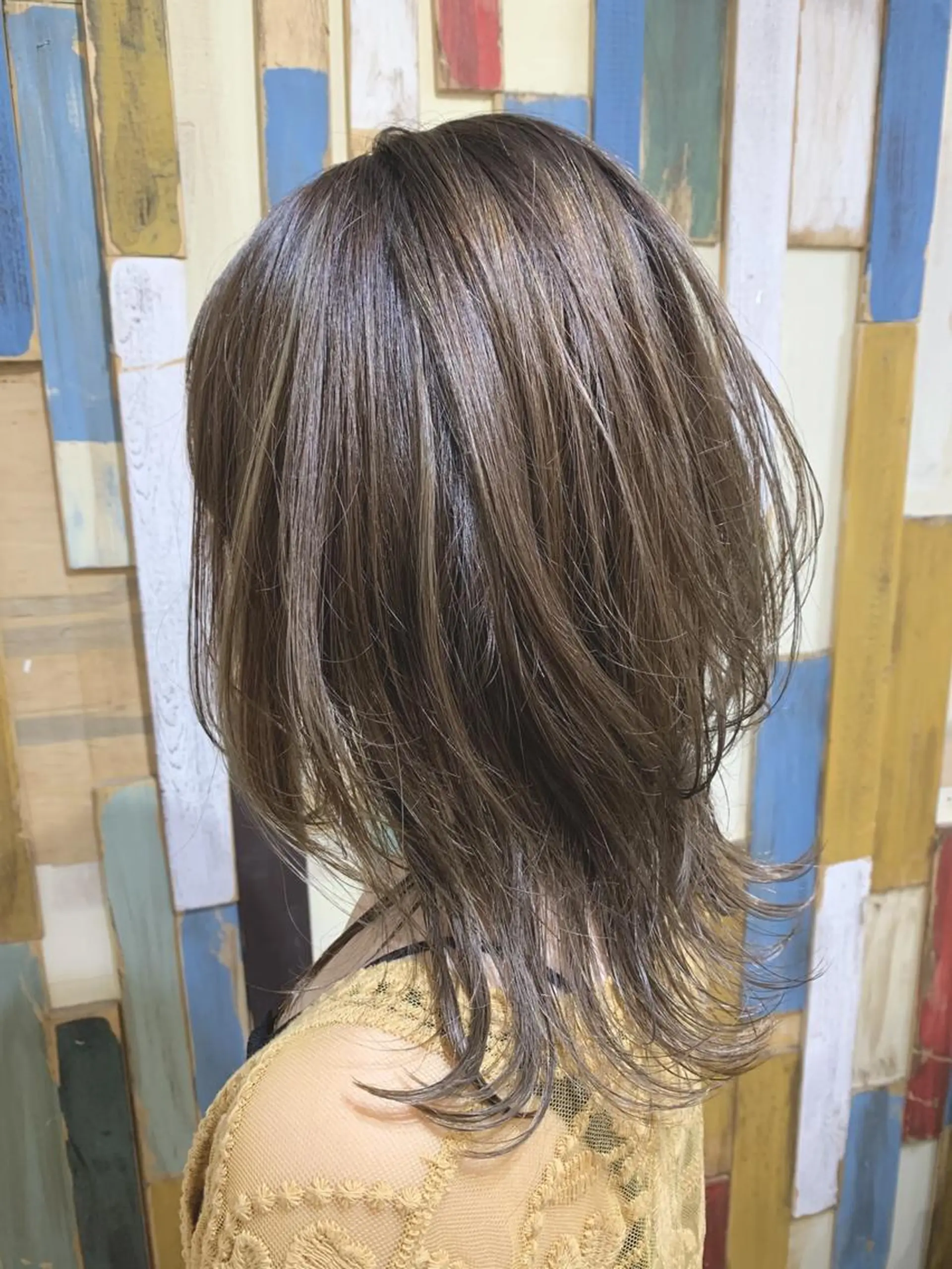 セミロング カラー 嶋村夏実🌼レイヤー 🌸白髪ぼかしのヘアスタイル