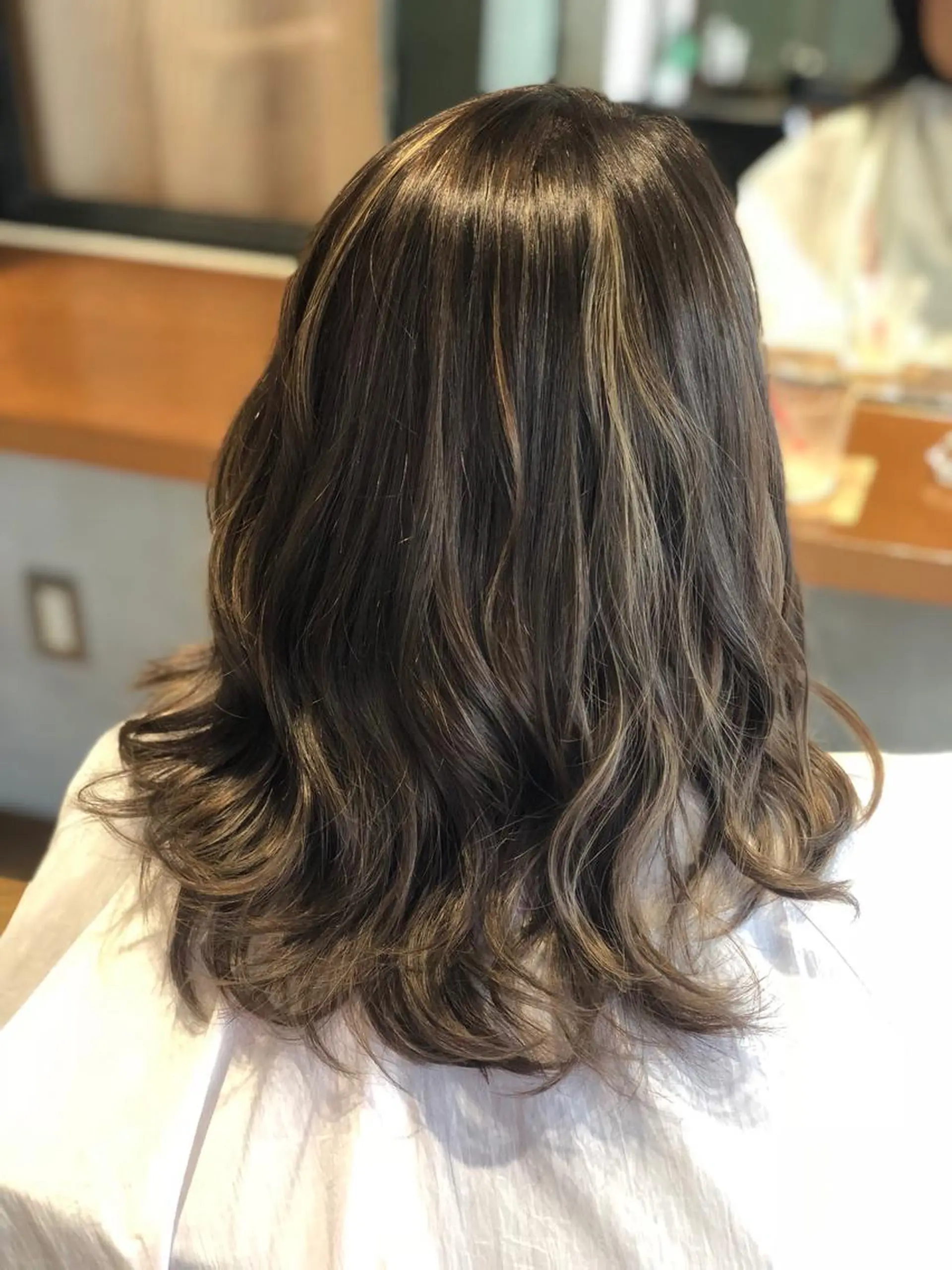 ミディアム カラー グレージュ ハイライトカラー ハイライト あらい なつみのヘアスタイル