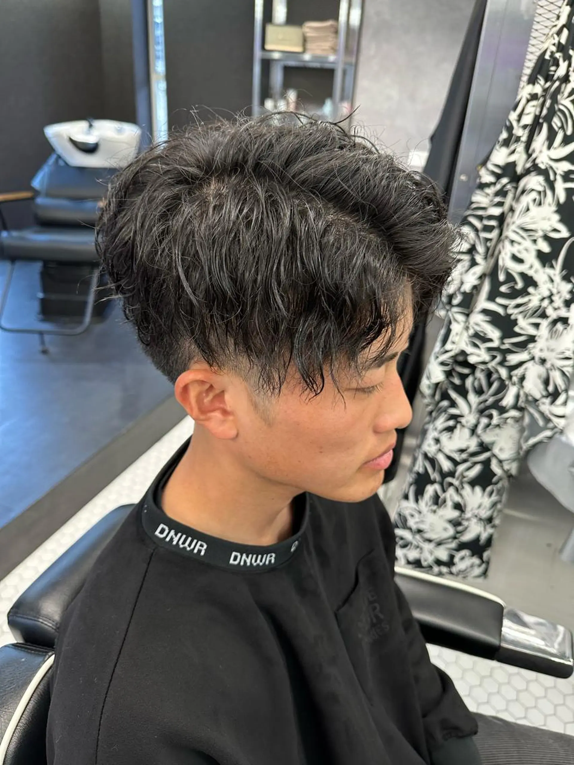 ミディアム カラー パーマ メンズ ミディアムパーマ メンズバレイヤージュ メンズブリーチ ビジネス センターパート カット パーマ トップスタイリスト/ 久徳大輝のヘアスタイル