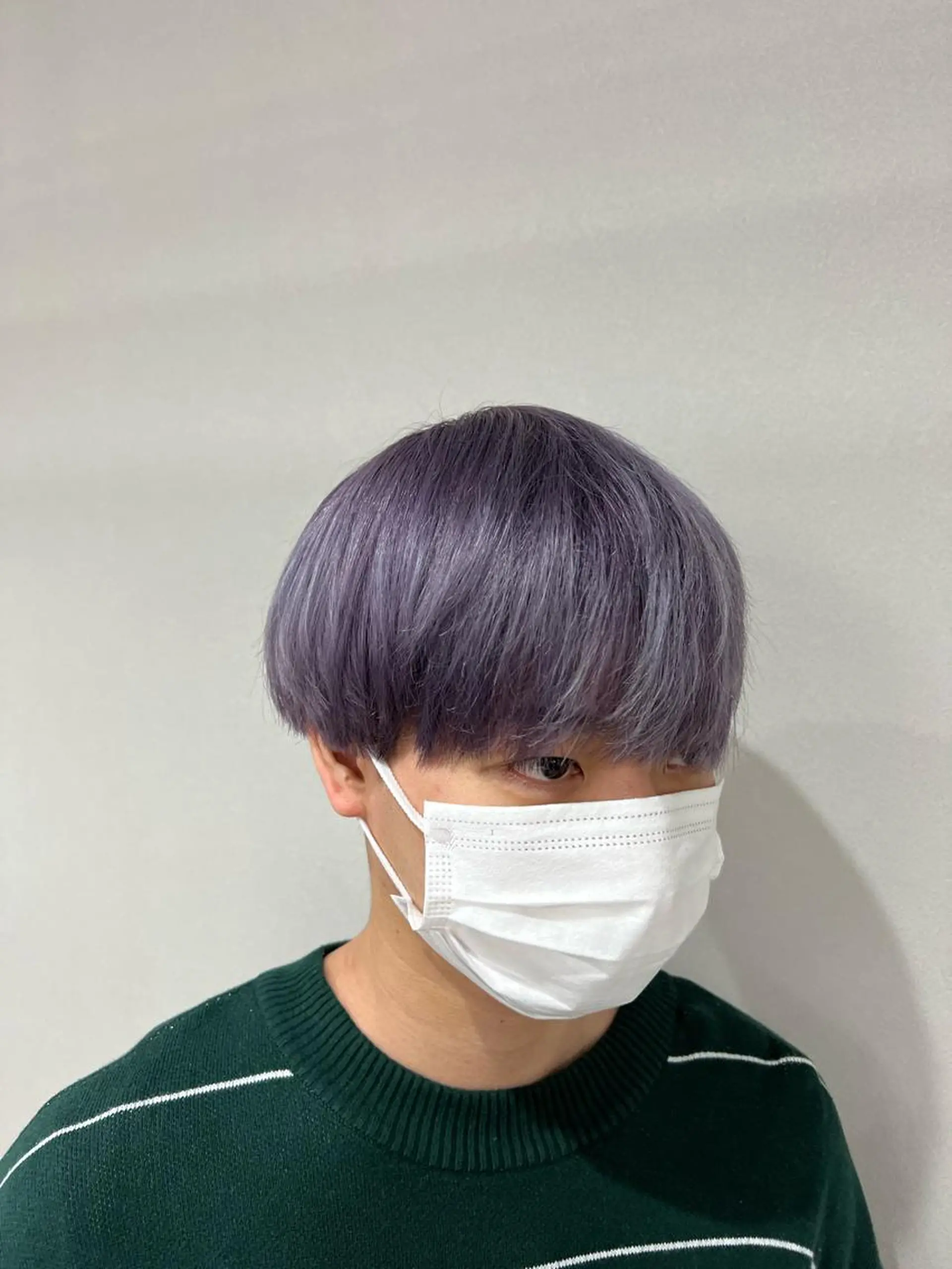 カラー ブリーチ シルバー 井上 虎汰郎のヘアスタイル