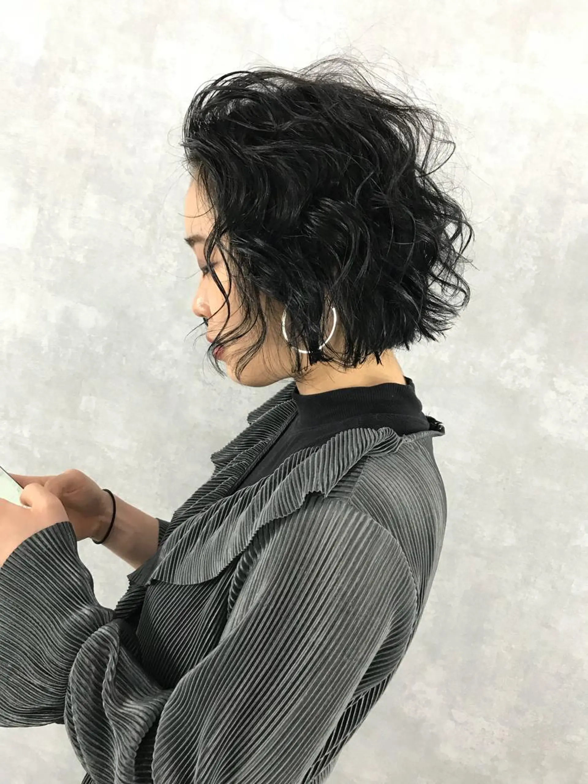 ミディアム カラー ダークグレー TOMOYAレイヤー ブリーチ縮毛矯正のヘアスタイル