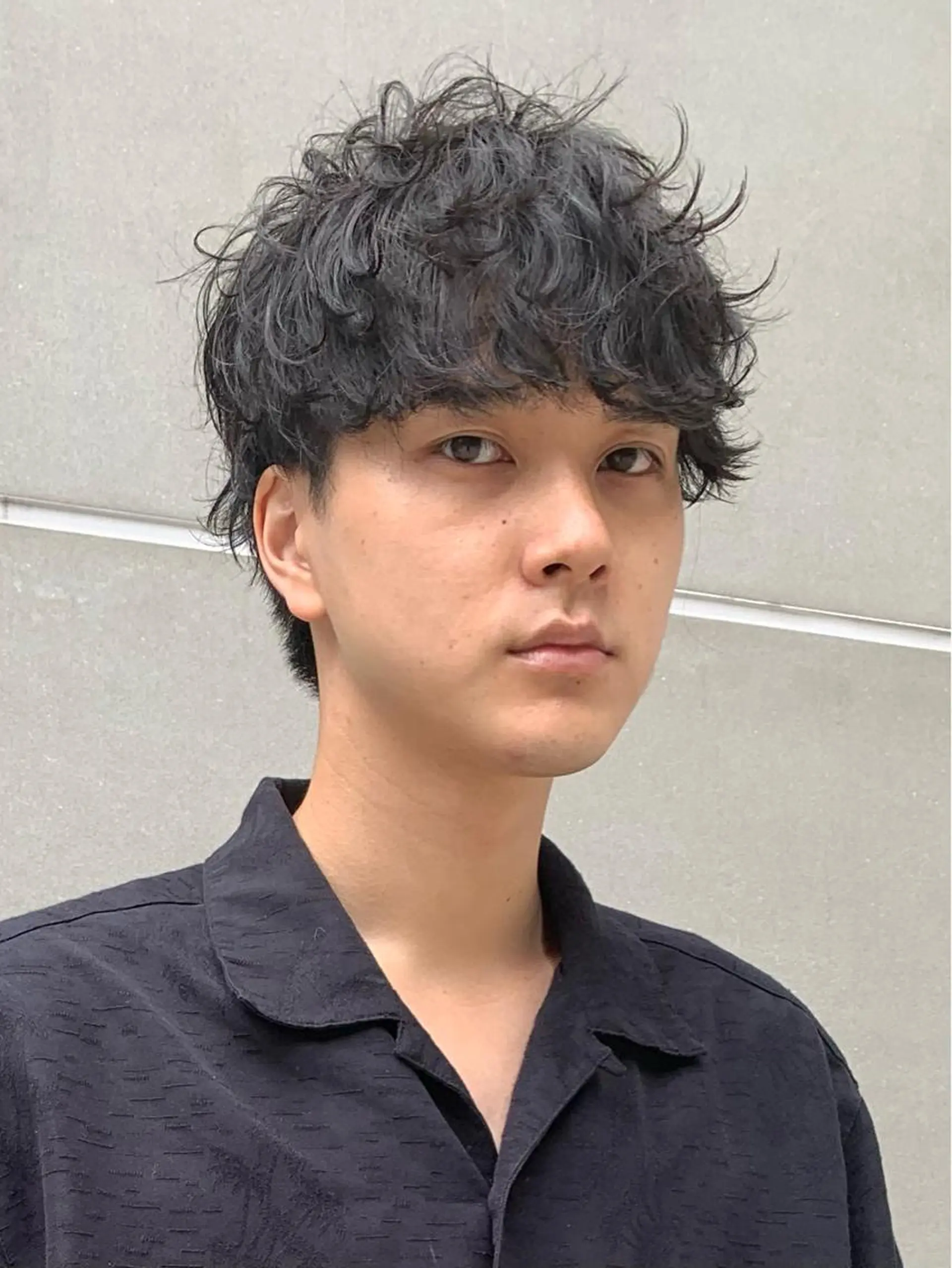 ミディアム パーマ メンズ ミディアムパーマ センターパート メンズ韓国風 マッシュウルフ マッシュ Chill所属・三矢 ちなつのヘアスタイル