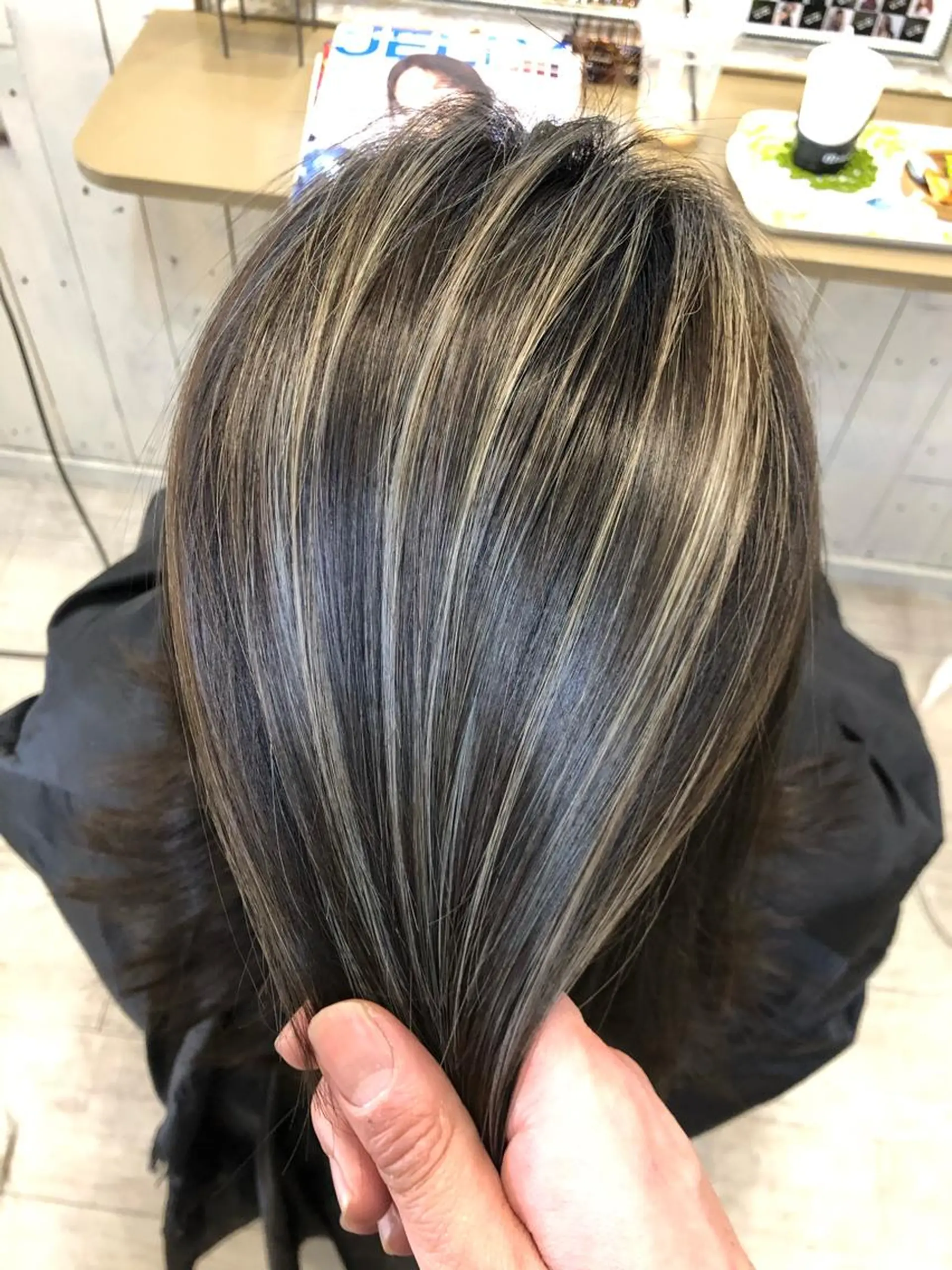 ミディアム カット ヘアカラー 韓国レイヤー外国人風 透明感カラー髪質改善のヘアスタイル