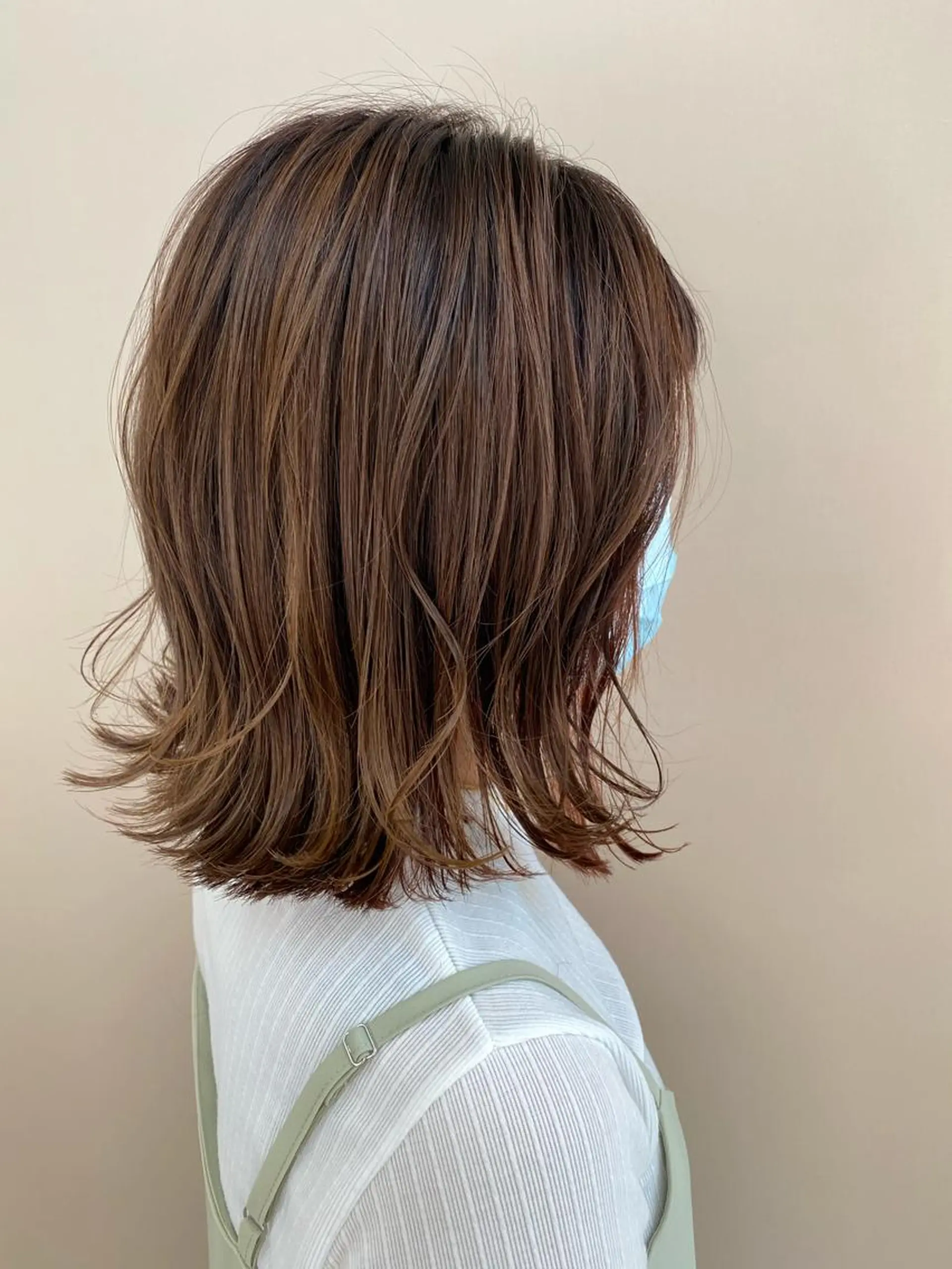 ミディアム カラー ボブ 外ハネヘア ベージュ/インナー カラー🤍Rieのヘアスタイル