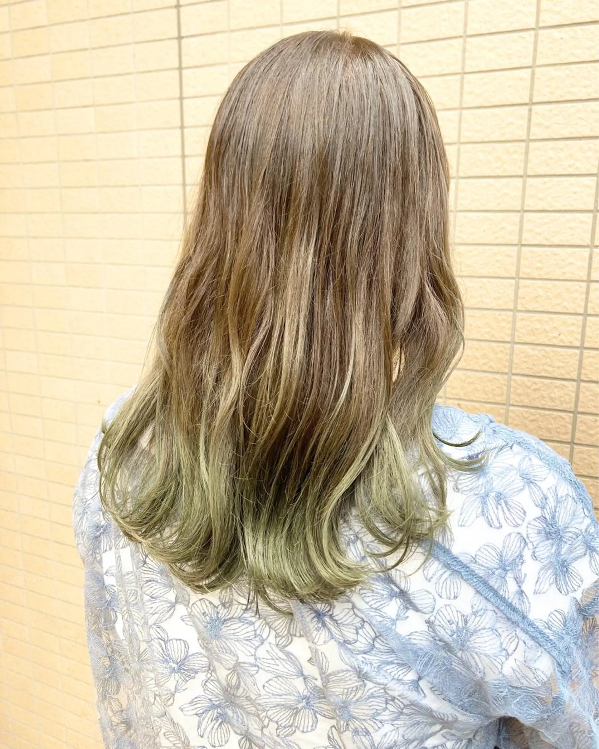 セミロング カラー グラデーションカラー グレージュ ミント オリーブグレージュ オリーブグレー 透明感ハイトーン☆ 今津 佑太のヘアスタイル