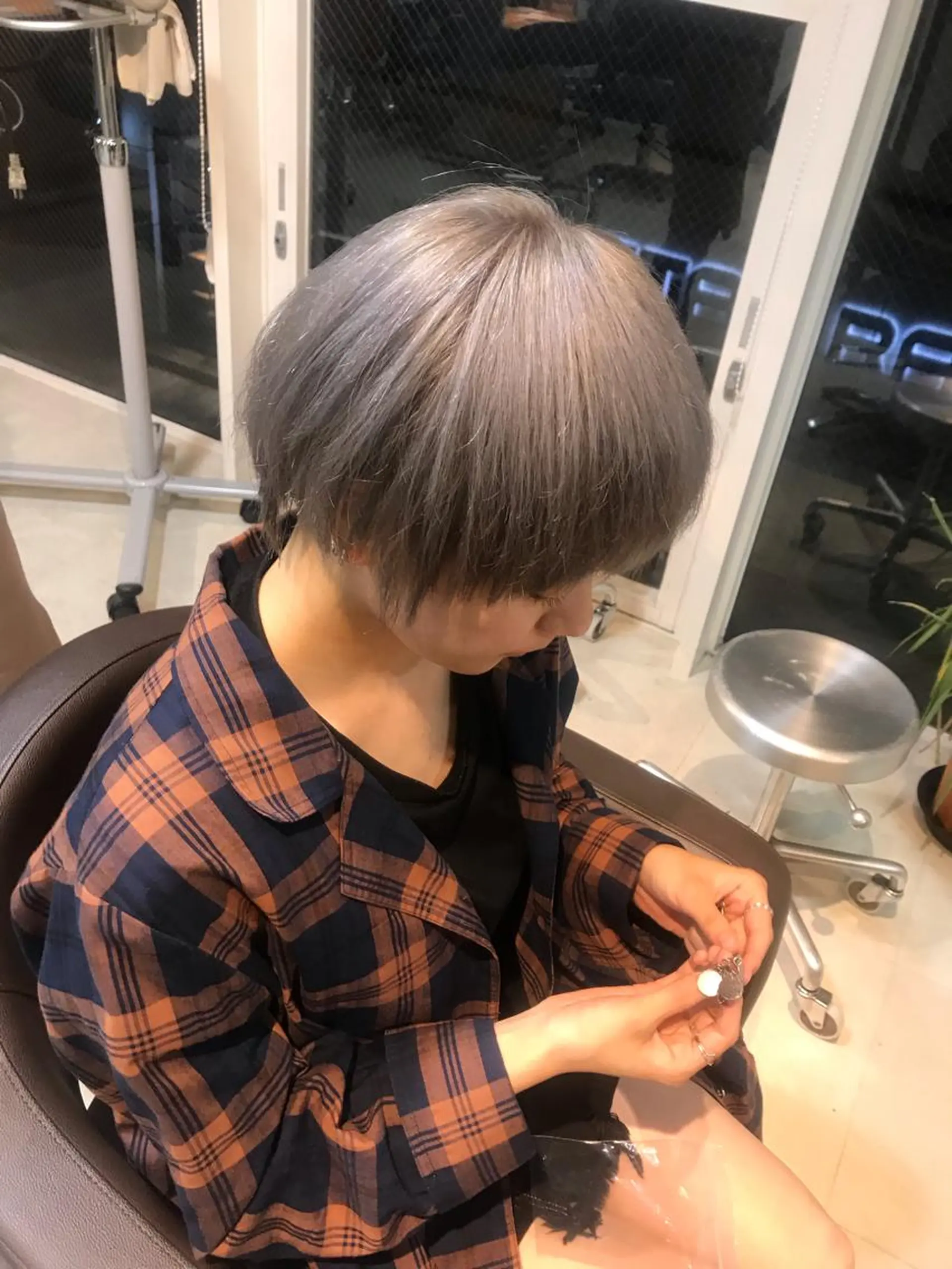 カラー シルバー BLANCO所属・杉浦 里奈のヘアスタイル