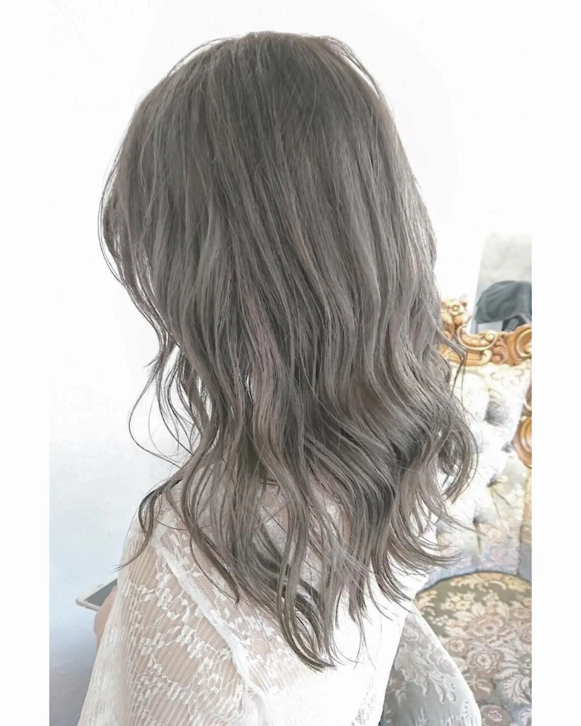 セミロング カラー ヘアアレンジ グレージュ シルバー シルバーグレージュ エグチ アキラのヘアスタイル