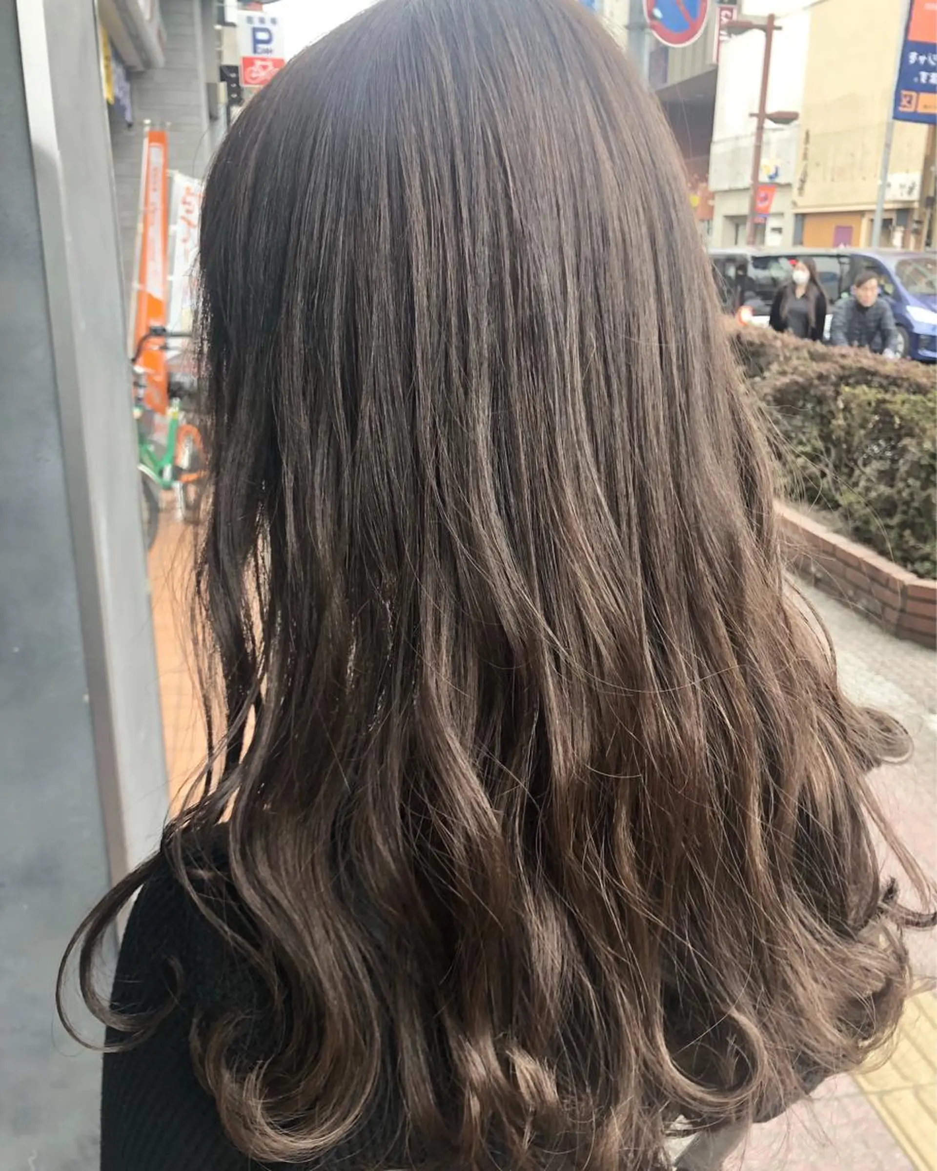 ロング アッシュ CHIC 岩下真衣のヘアスタイル