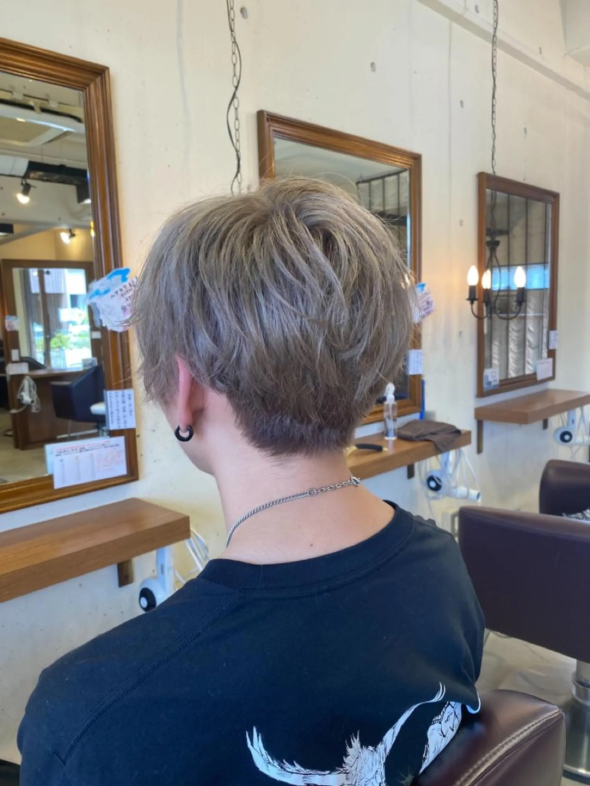 ショート カラー ヘアアレンジ ベージュカラー ブリーチ ミルクティーベージュ カット ヘアカラー SALOWIN京都河原町Suite店所属・外国人風レイヤー/ ハイトーンSHUのヘアスタイル