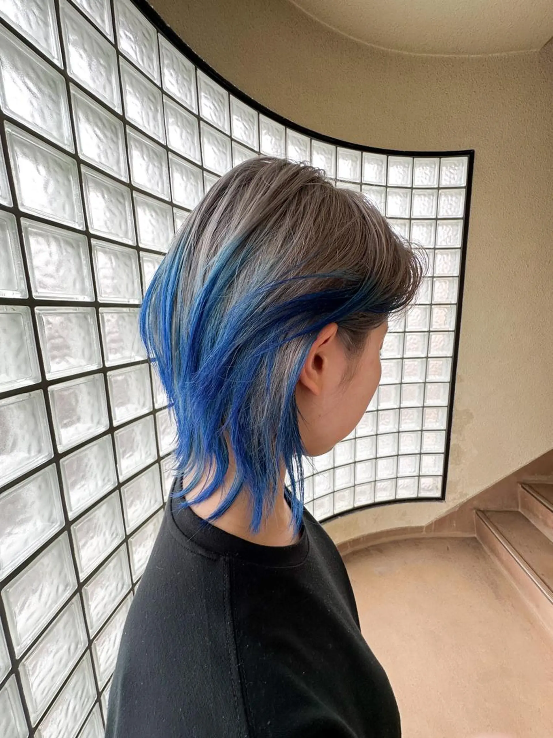 ショート カラー ブリーチ ブルーカラー ヒラ マツのヘアスタイル