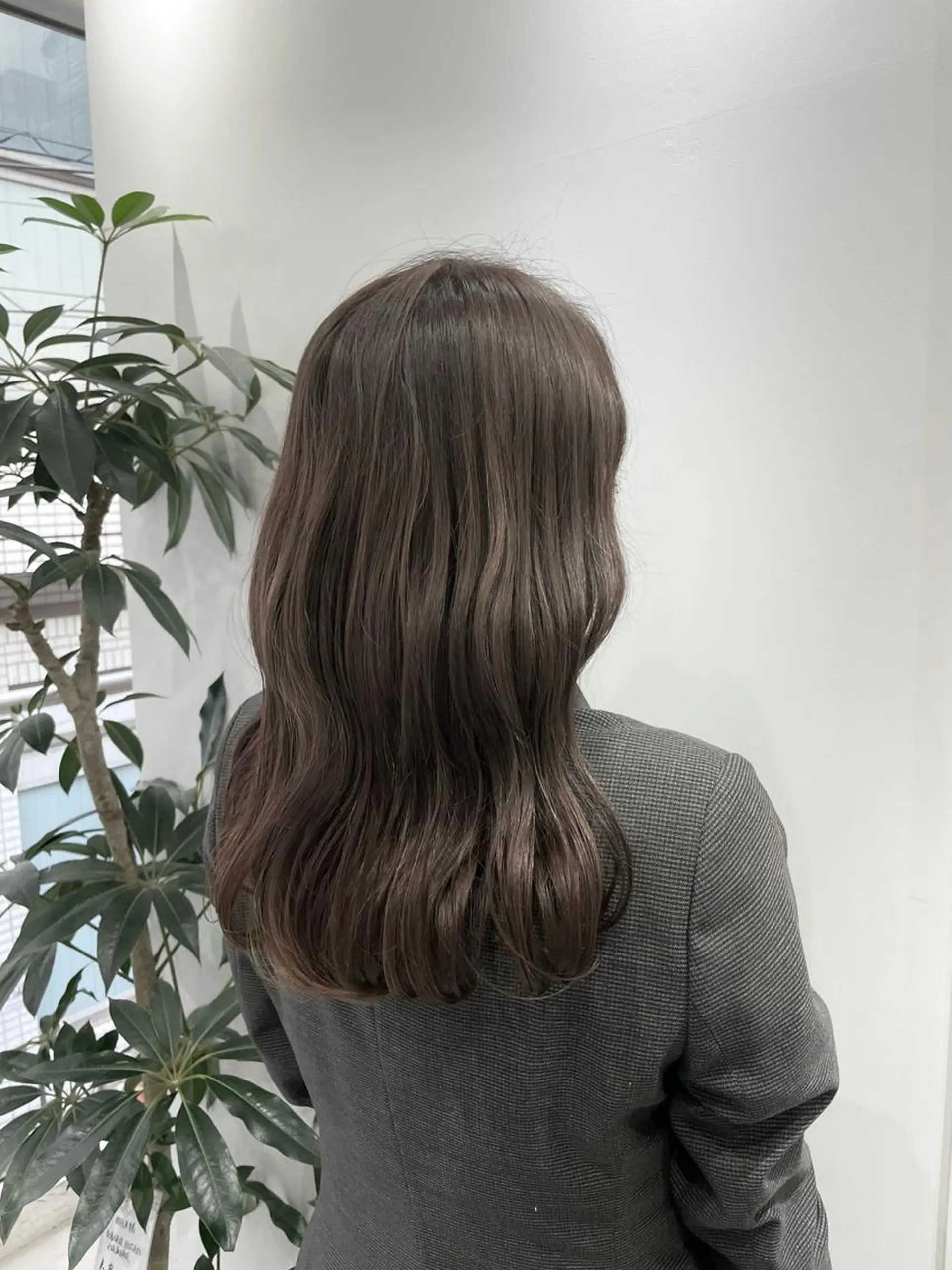 セミロング カラー ブリーチ 透明感カラー グレージュ ヘアカラー 湯田実津希🤎 ﾐﾙｸﾃｨ専門のヘアスタイル