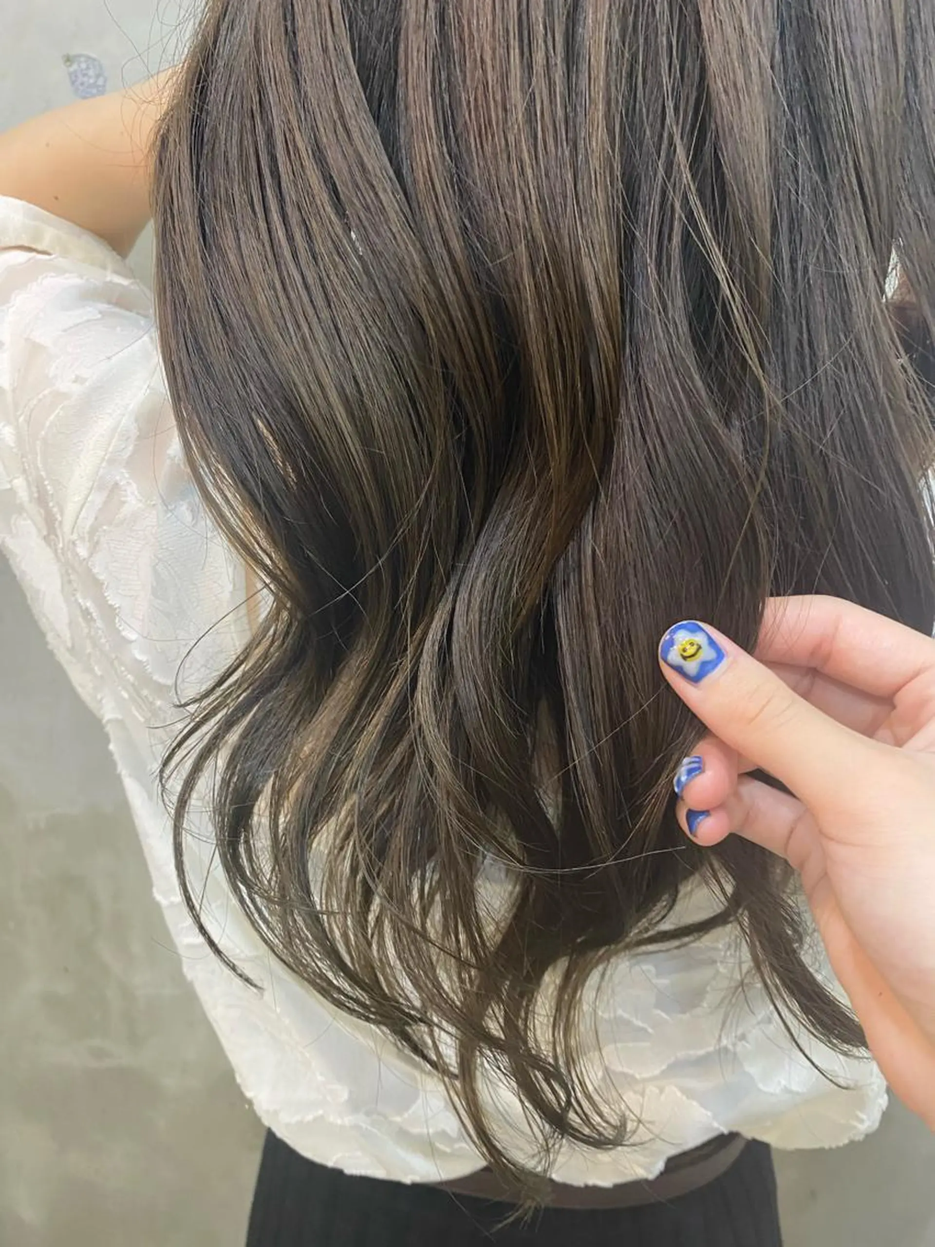 ロング カラー ヘアアレンジ グレージュ カーキグレージュ eTONe所属・志賀 あずみのヘアスタイル