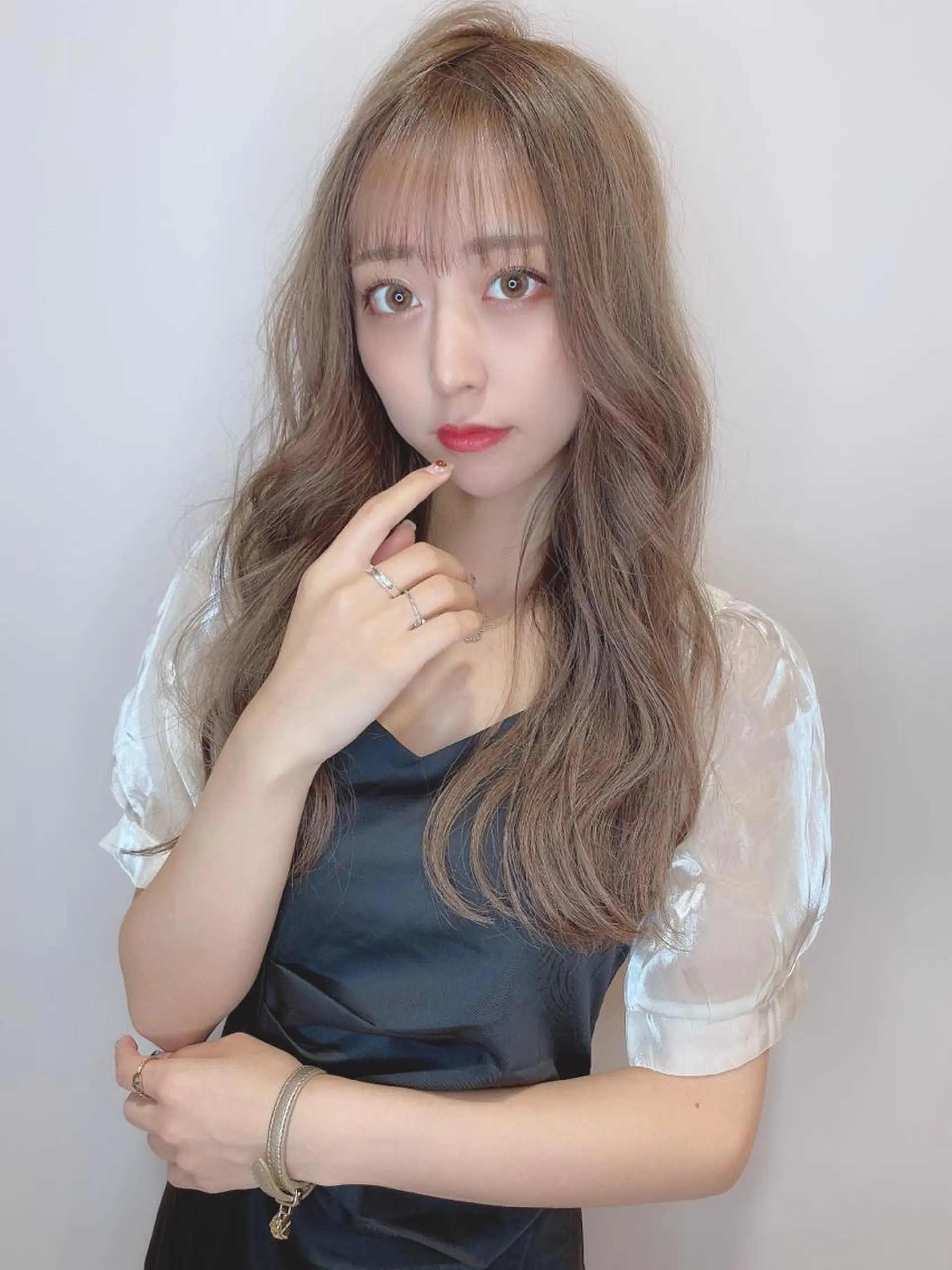 ロング カラー ベージュカラー ブリーチ ダブルカラー グレージュ ミルクティーベージュ 個室サロンLOUIMADNA栄店所属・髪質改善美容師 個室サロン白金厚哉のヘアスタイル