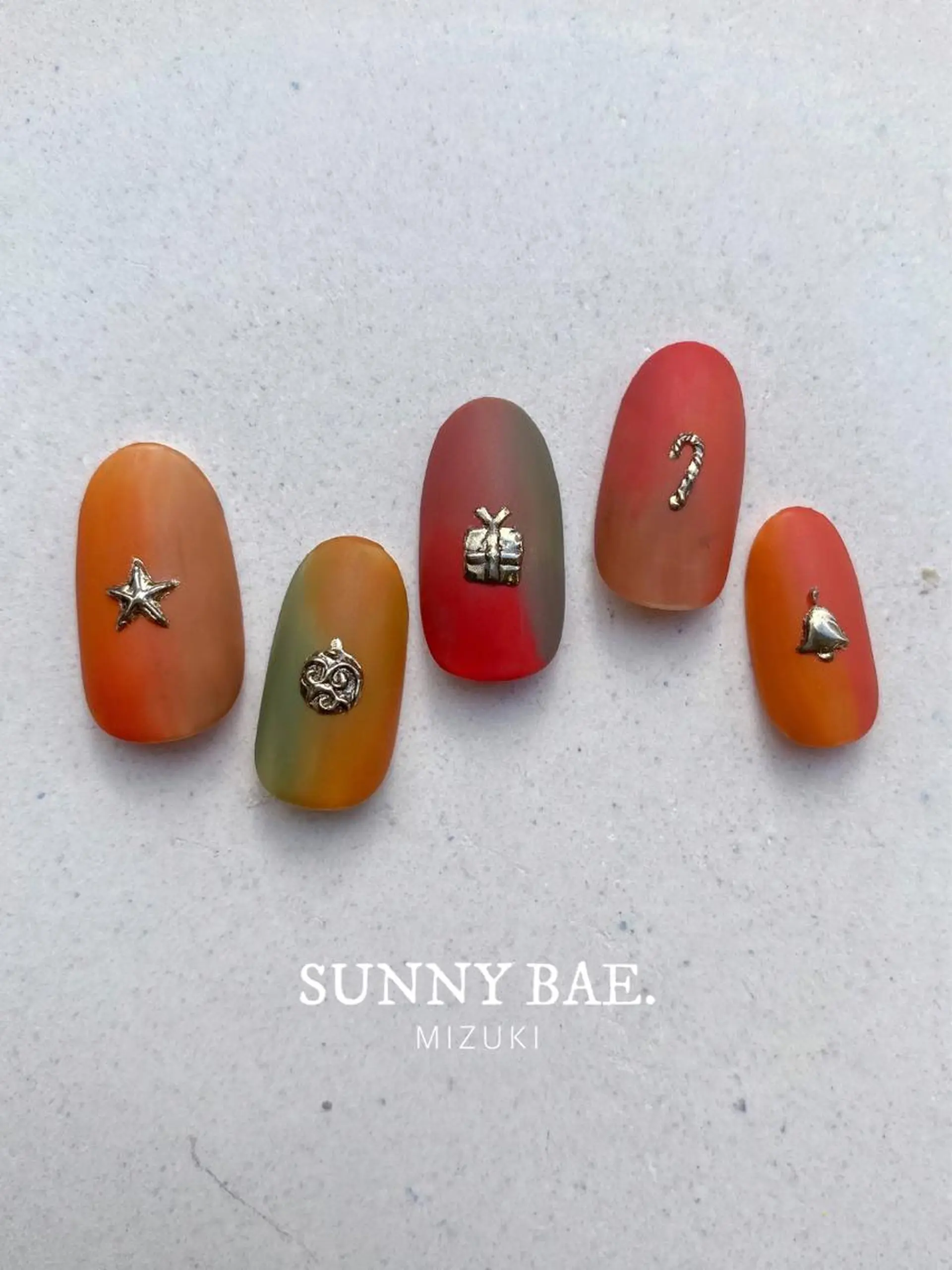 ネイル 大理石ネイル(マーブル) マットネイル ミラーネイル 冬ネイル クリスマス ハンドネイル SUNNY BAE. 🌼MIZUKIのネイルデザイン