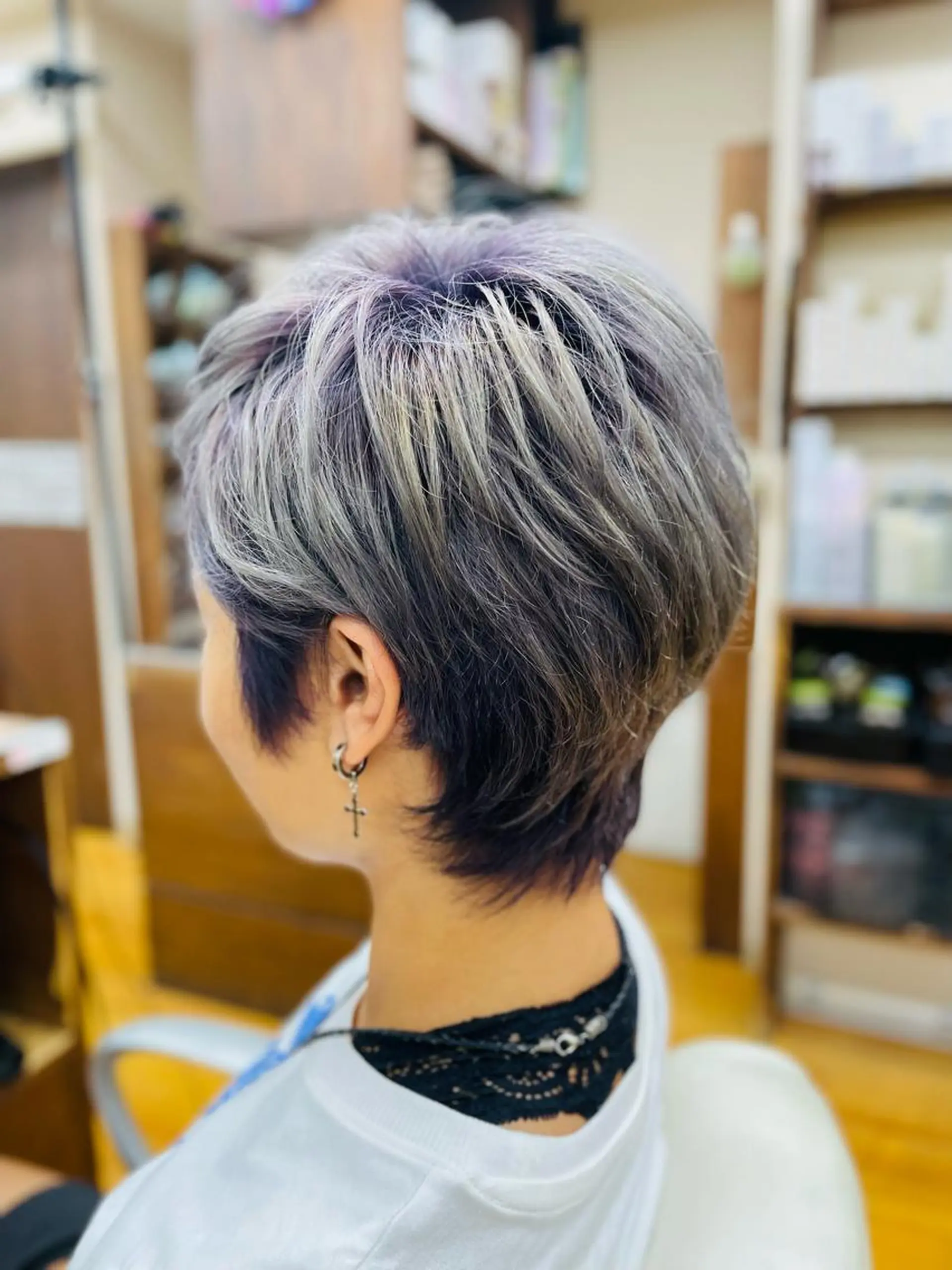 ショート カラー グラデーションカラー シルバー バイオレットカラー ふくおか ななのヘアスタイル