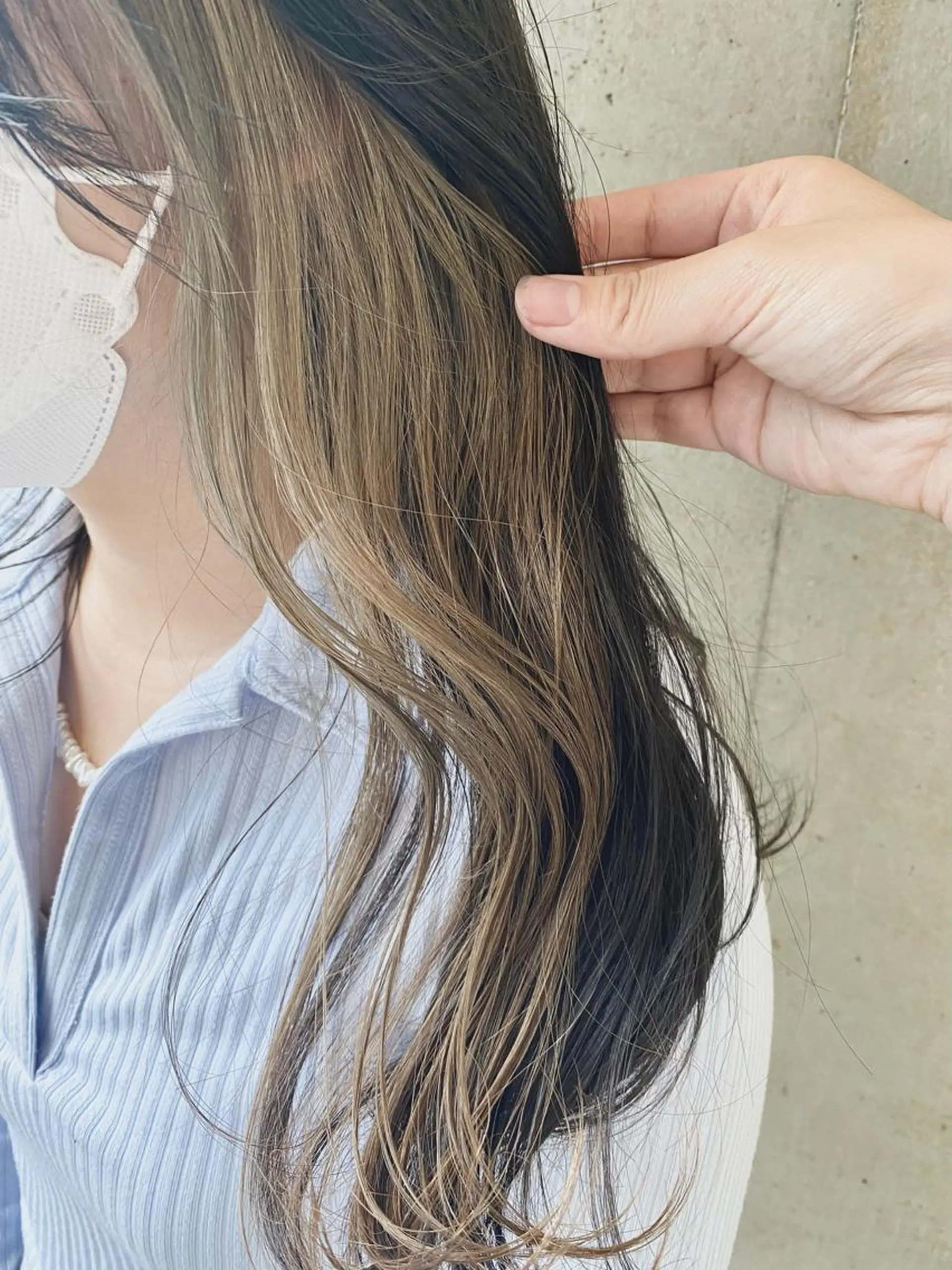 ロング カラー ベージュカラー ブリーチ イヤリングカラー ミルクティーベージュ ヘアカラー エクステ／インナー カラー 礒野朱里のヘアスタイル