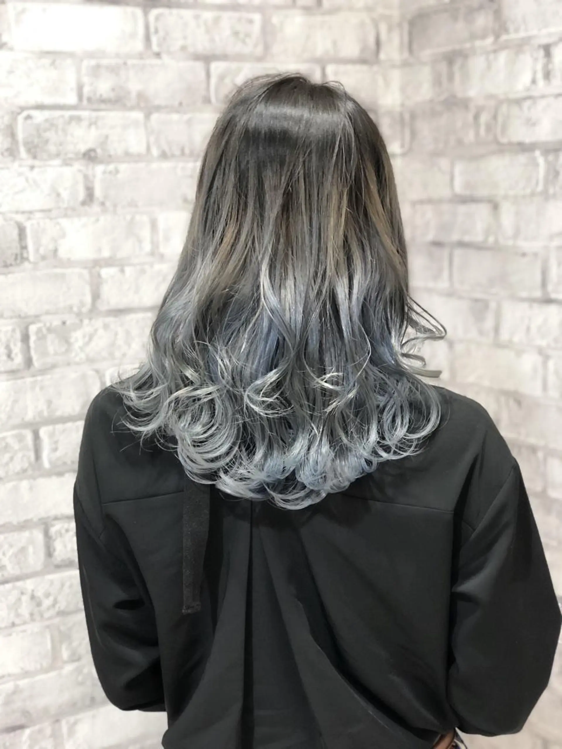 ミディアム カラー ヘアアレンジ ブルーカラー グラデーションカラー ヘアカラー トリートメント 秋山 幸太のヘアスタイル