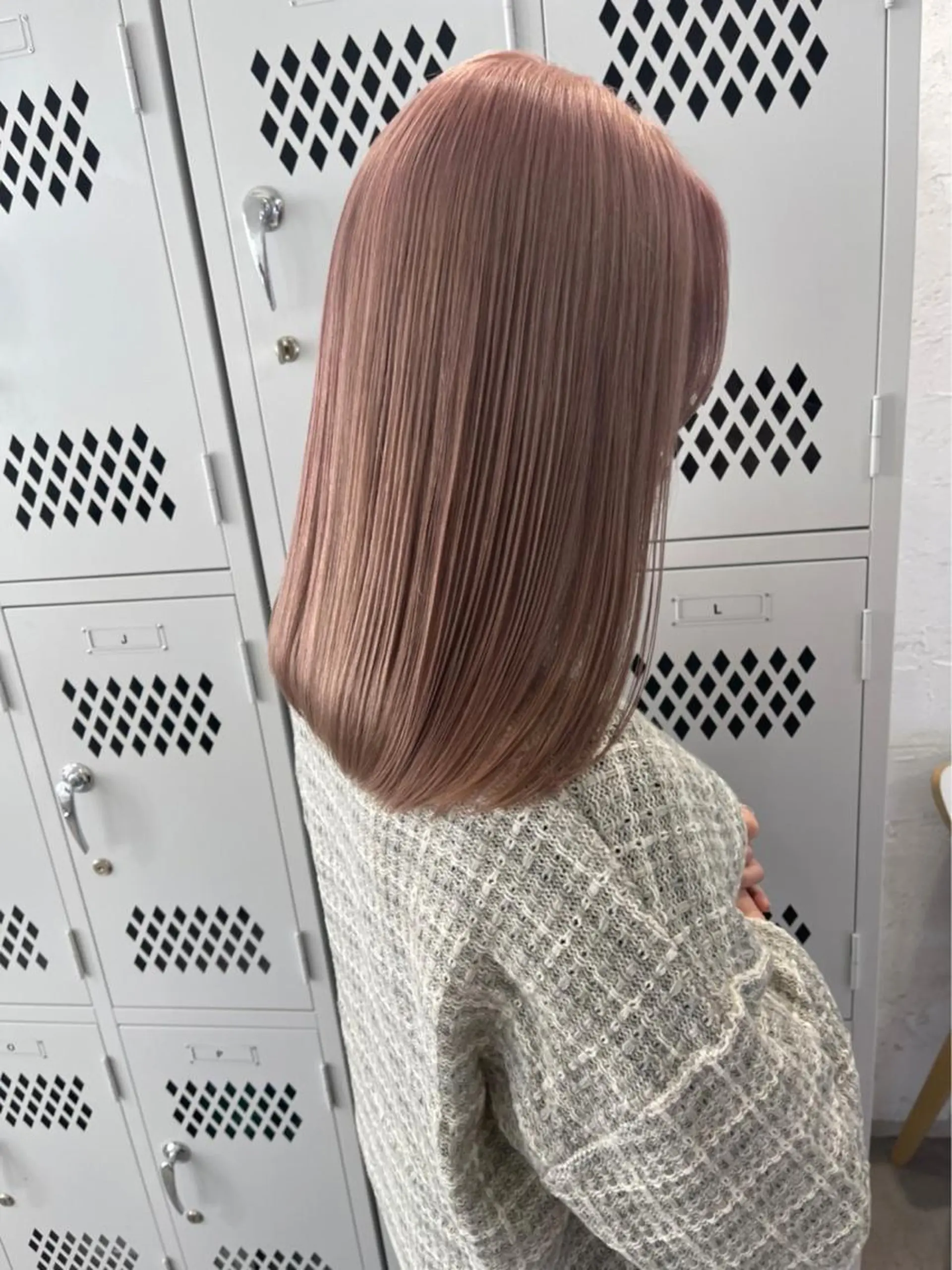 ミディアム カラー ベージュカラー ブリーチ ブロンド ハイトーンカラー ラベンダーカラー 透明感カラー 大人グレージュ有村のヘアスタイル