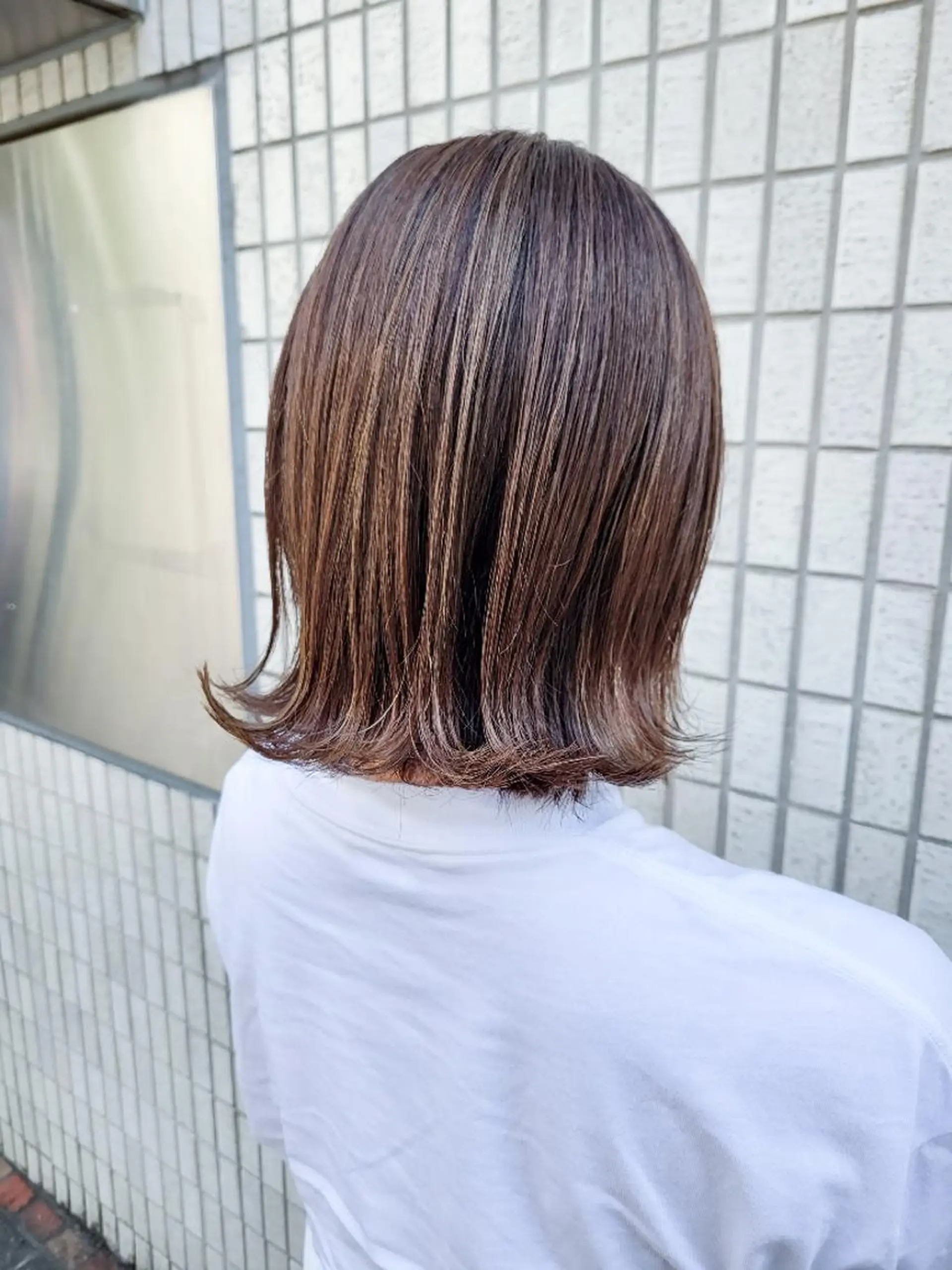 ミディアム カラー バレイヤージュ ミストバング ベージュカラー ブリーチ ケアブリーチ カット ヘアカラー 尾野 恭平のヘアスタイル