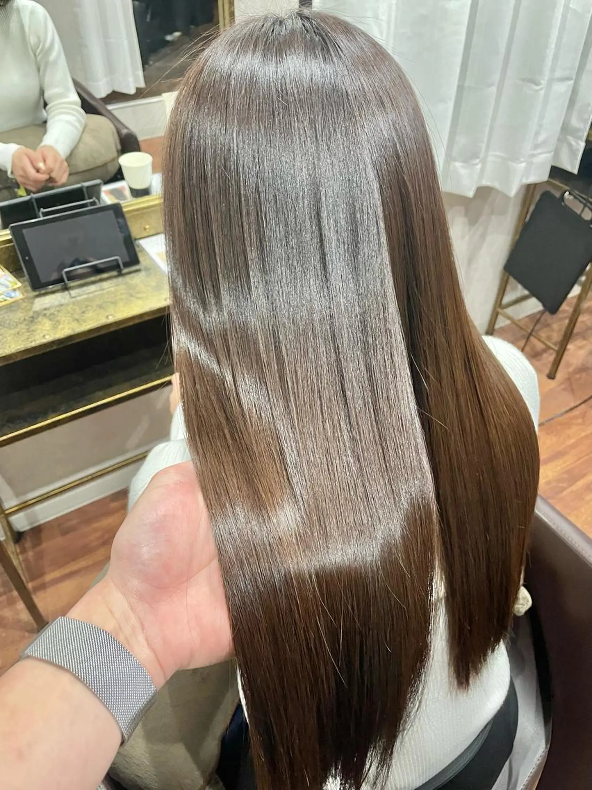 セミロング カラー カット ヘアカラー トリートメント 井本翔太.髪質改善. ベージュ.グレージュのヘアスタイル