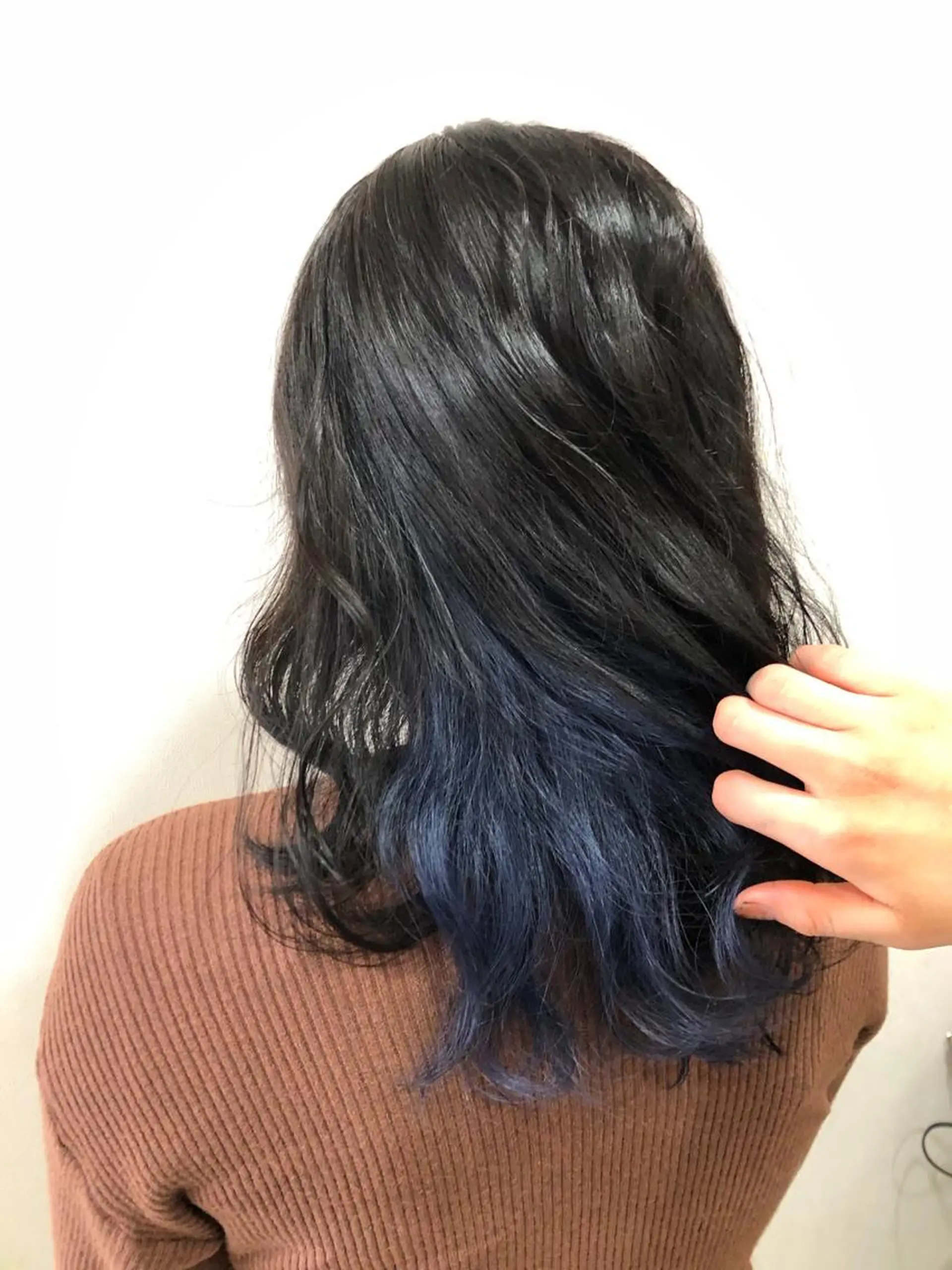 セミロング カラー インナーカラー ネイビーカラー 脱白髪染め美容師 竹内涼乃のヘアスタイル