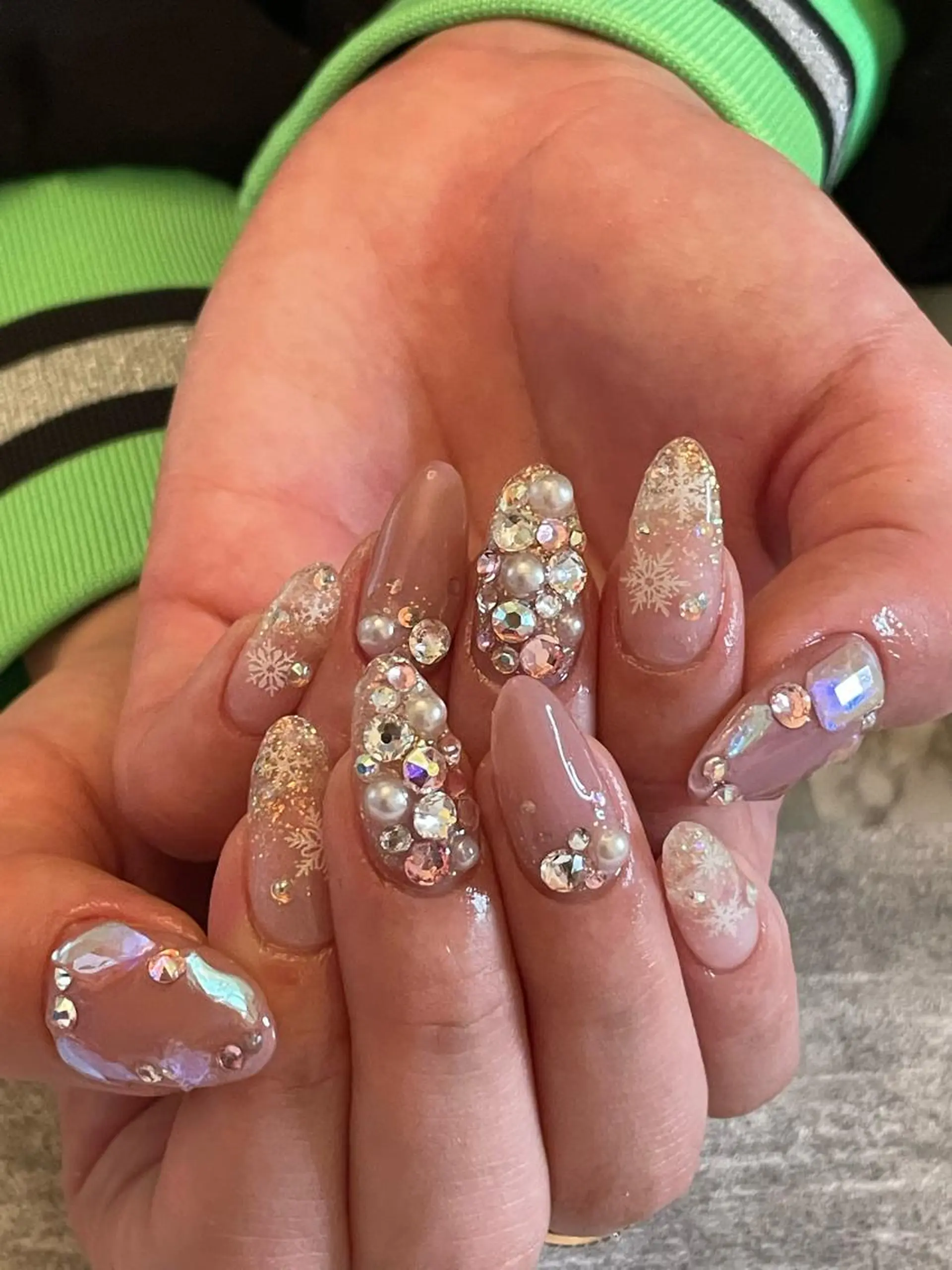 ネイル ストーンネイル ハンドネイル 蓑原 佳央里のネイルデザイン