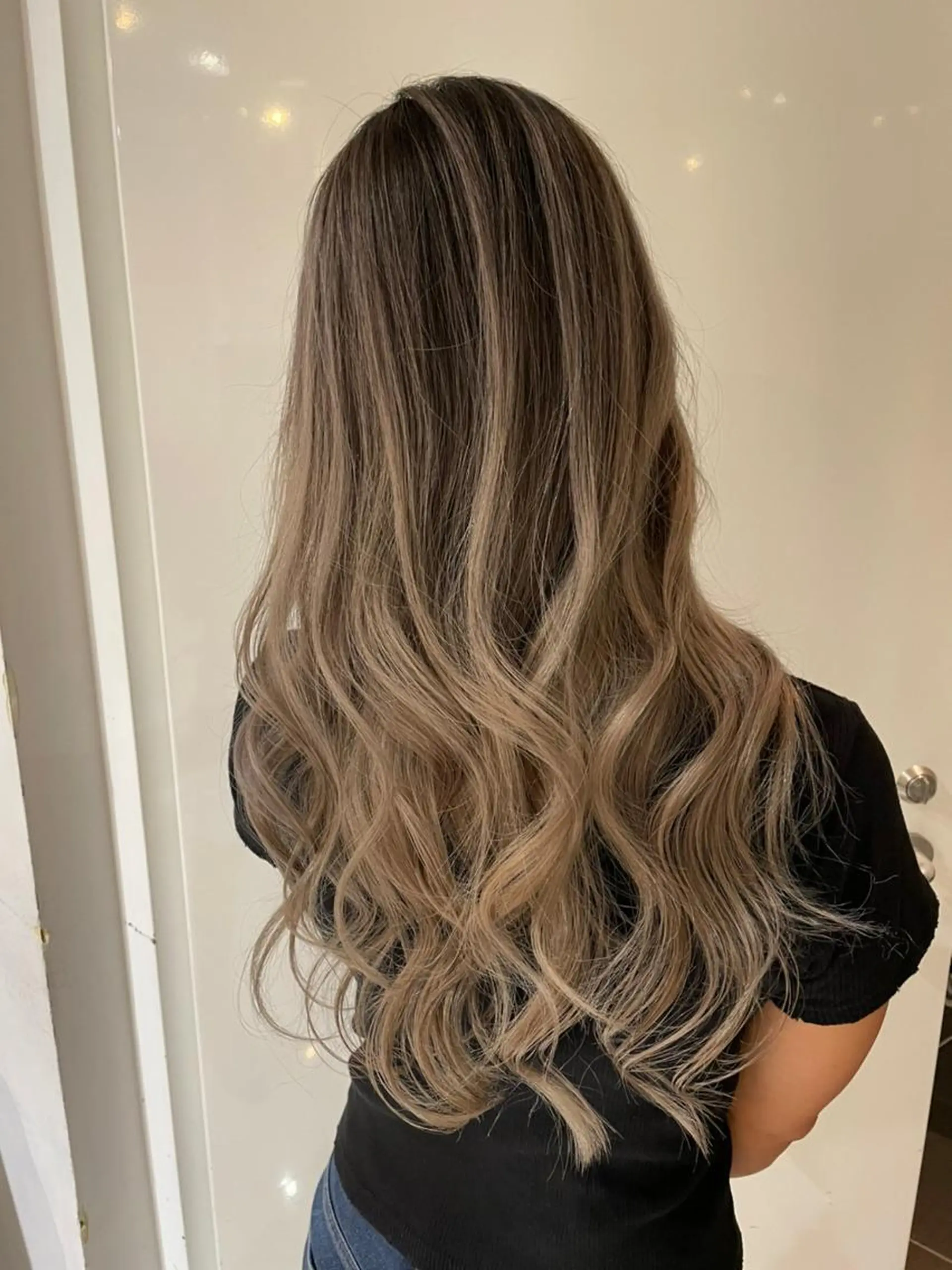 セミロング カラー アッシュ ベージュカラー ブルーカラー ブルーグレー ブルーグレージュ カット ヘアカラー トリートメント 公式 Ease by amble luxeのヘアスタイル