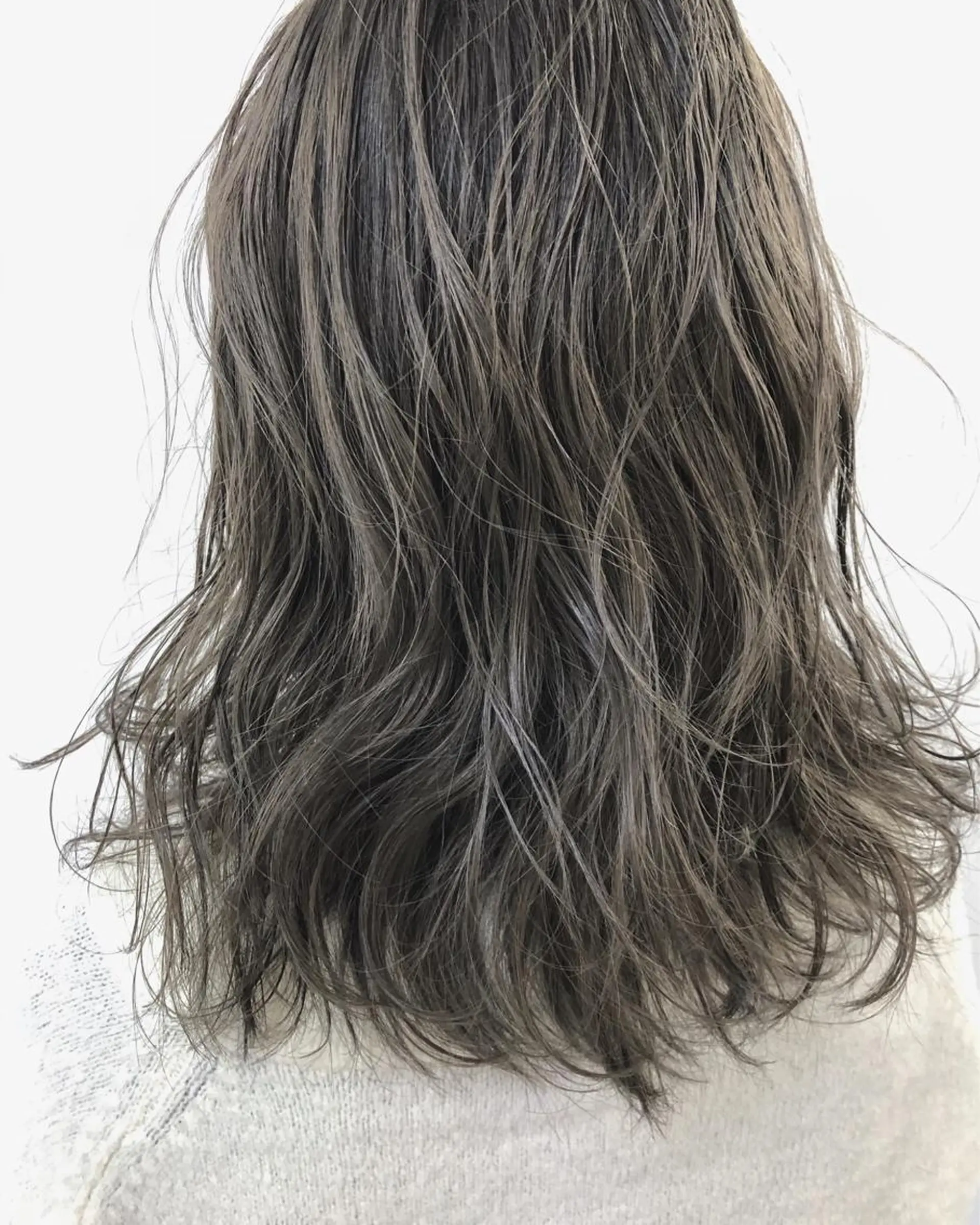 ミディアム カラー 透明感カラー グレージュ イルミナカラー ニシオカ タクヤのヘアスタイル