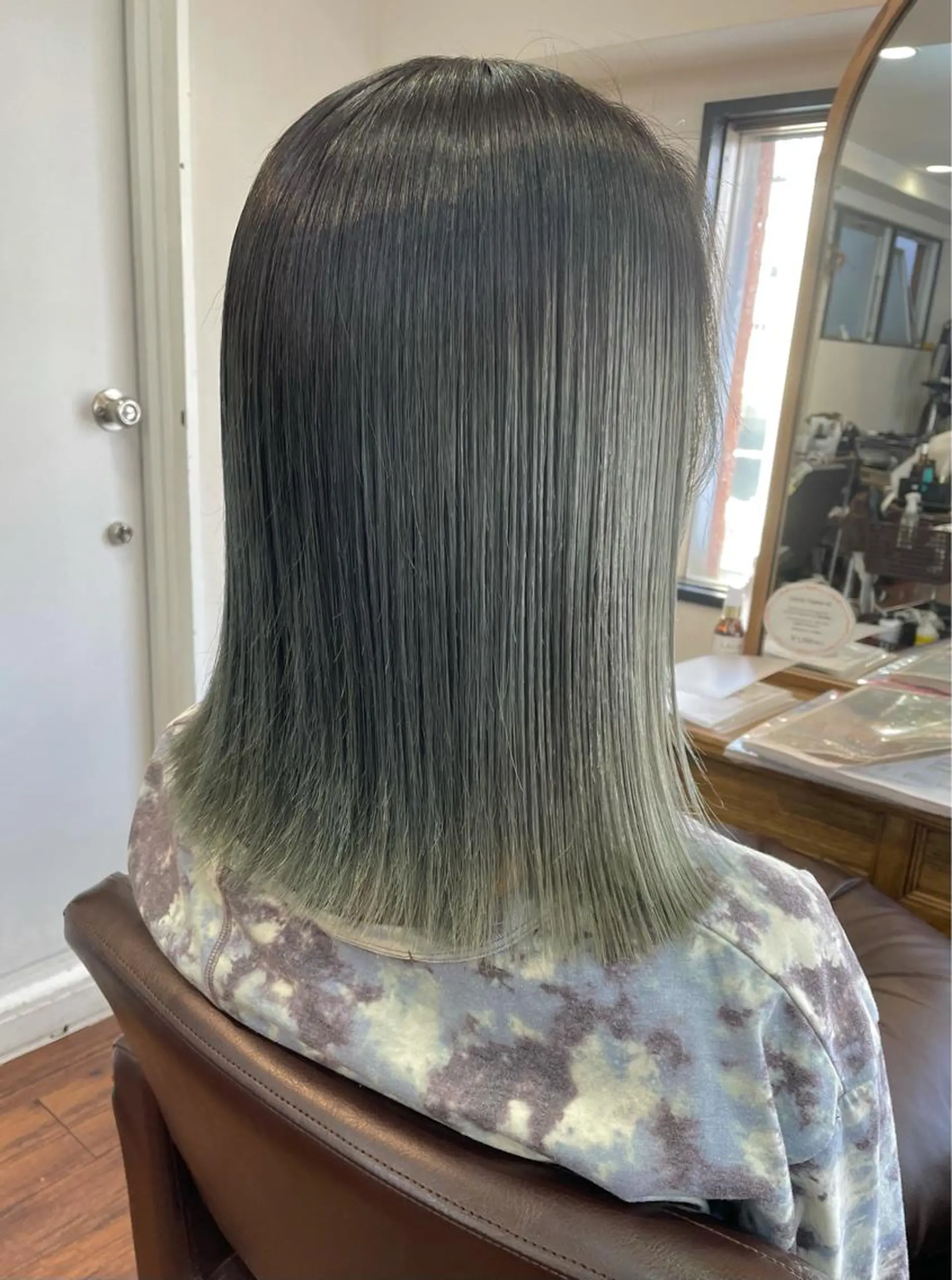 ミディアム くびれヘア 切りっぱなしロブ レイヤーカット 外ハネヘア 【韓国ヘア×透明感 カラー】笹谷 莉未のヘアスタイル