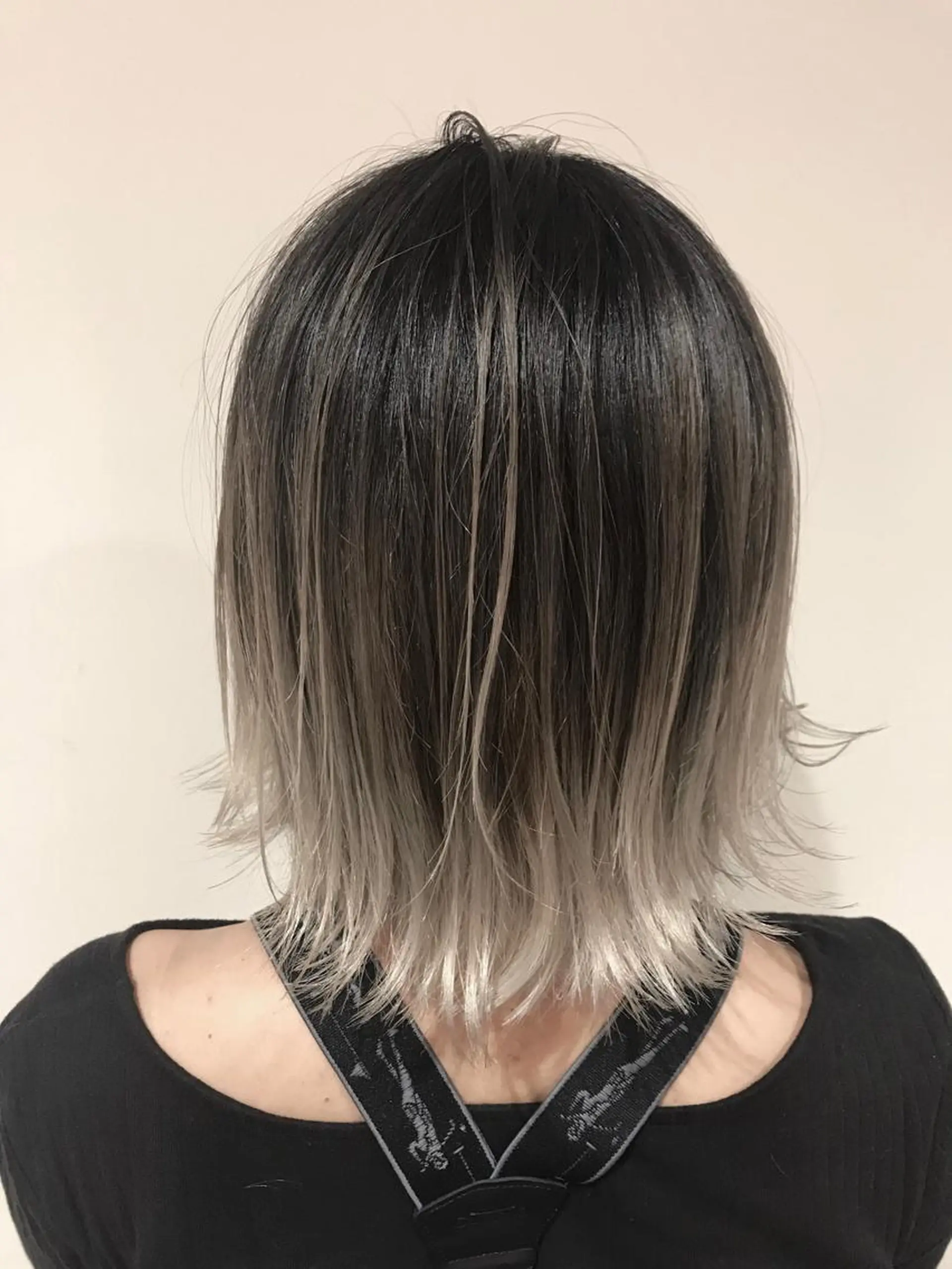 ショート カラー アッシュ グラデーションカラー ハイライトカラー ホワイトアッシュ ハイライト AMI Hair  supply所属・髪質改善カラー 韓国風レイヤーのヘアスタイル