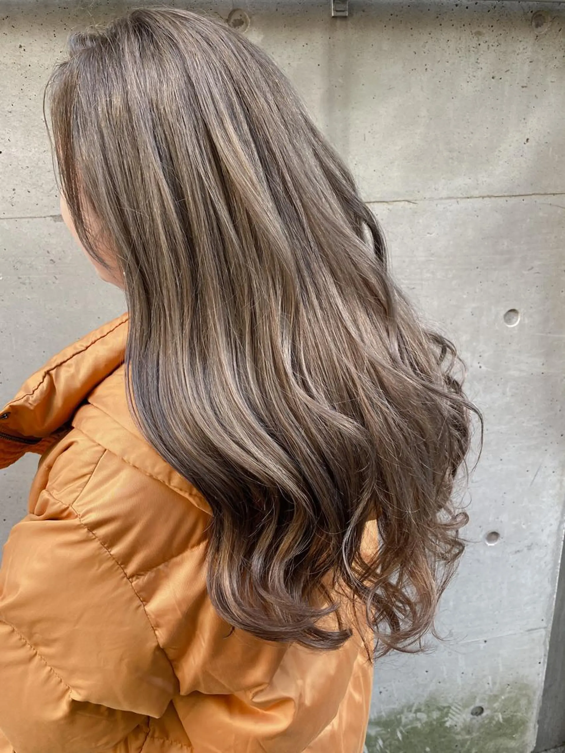 セミロング カラー アッシュ ブリーチ ケアブリーチ イルミナカラー ミルクティーアッシュ SALOWIN神戸三宮East店所属・【透明感、艶髪】西村 有司のヘアスタイル