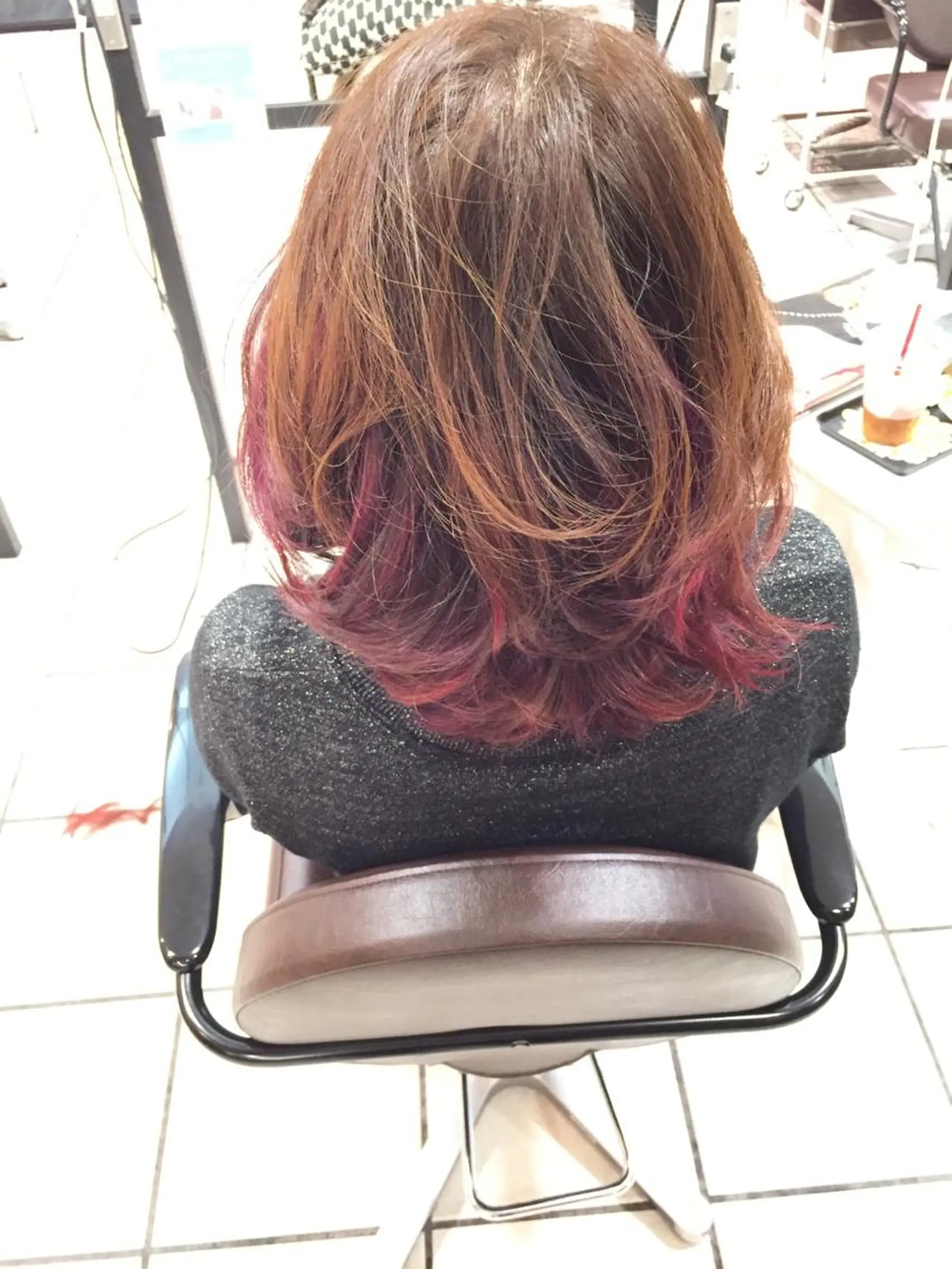 ミディアム セミロング カラー デザインカラー グラデーションカラー レッドカラー _sugosu_所属・西村 達哉のヘアスタイル