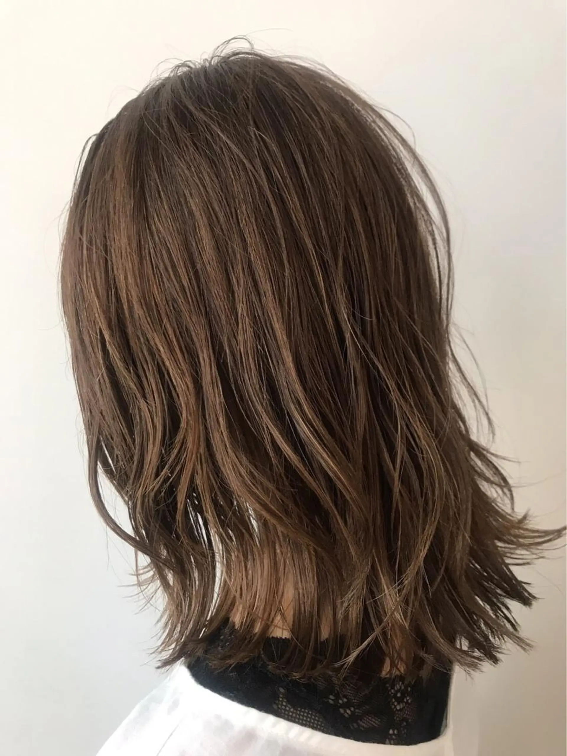 ミディアム カラー パーマ ミディアムレイヤー ベージュカラー 透明感カラー フォギーベージュ レイヤーカット パーマ×ウルフカット koya☆のヘアスタイル