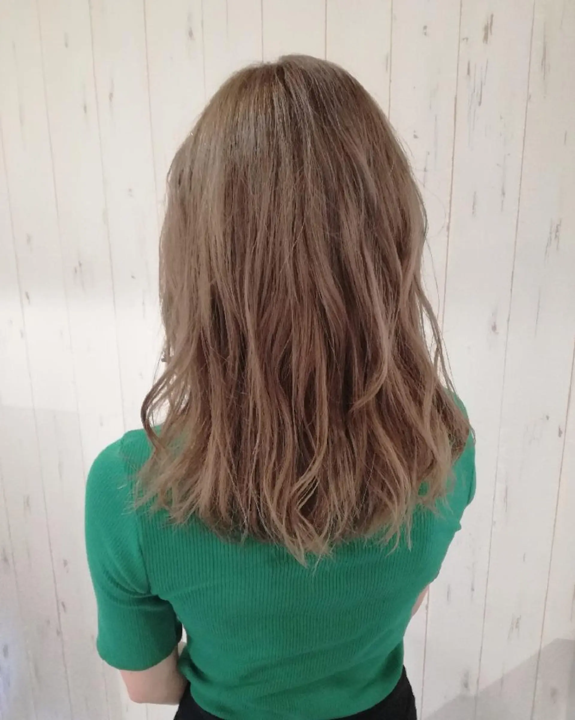 ミディアム カラー ベージュカラー ブリーチ ハイトーンカラー ハイトーンベージュ 西川 敏夫のヘアスタイル