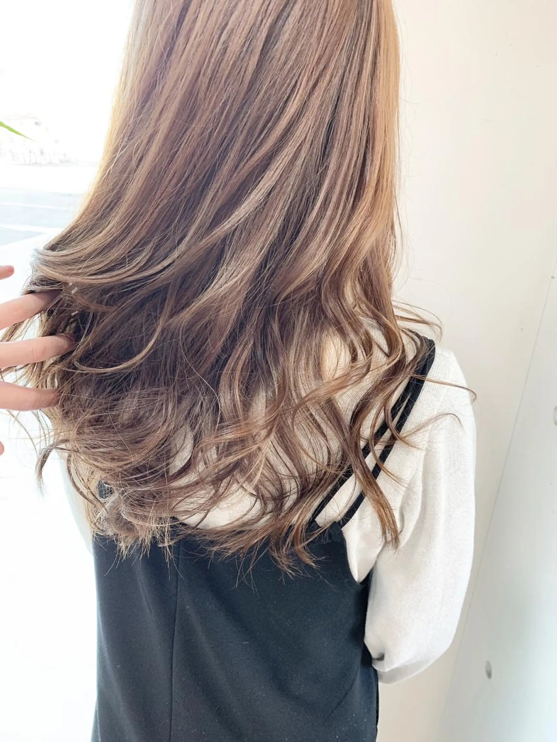 ミディアム カラー パーマ ベージュカラー ブリーチ ミルクティーベージュ トリートメント 白髪ぼかしハイライト 柳川拓哉のヘアスタイル