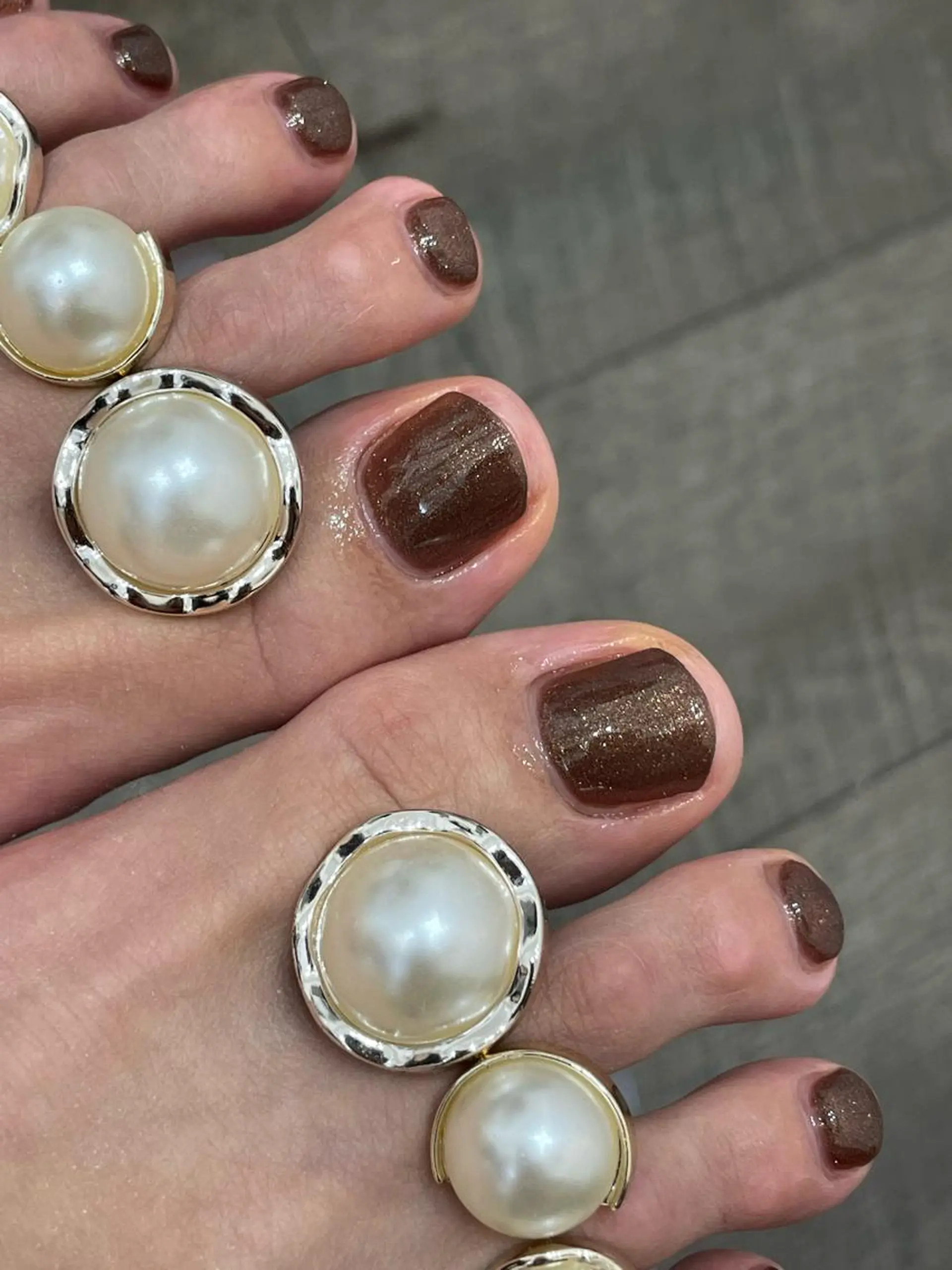 ネイル ブラウン フットネイル ラメ(グリッター) フットネイル maison de charme Beauté所属・Beaute IORIのネイルデザイン