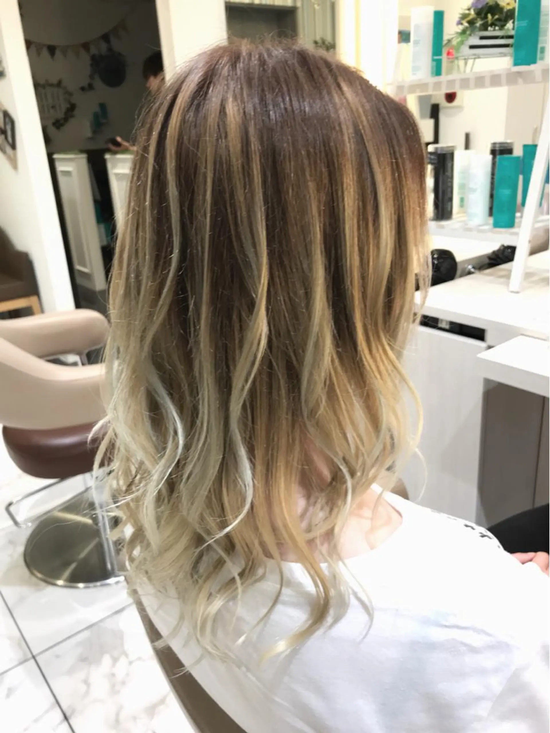 ミディアム カラー ベージュカラー ブリーチ ケアブリーチ 透明感カラー グラデーションカラー 山崎俊輔/髪質改善 /バレイヤージュのヘアスタイル