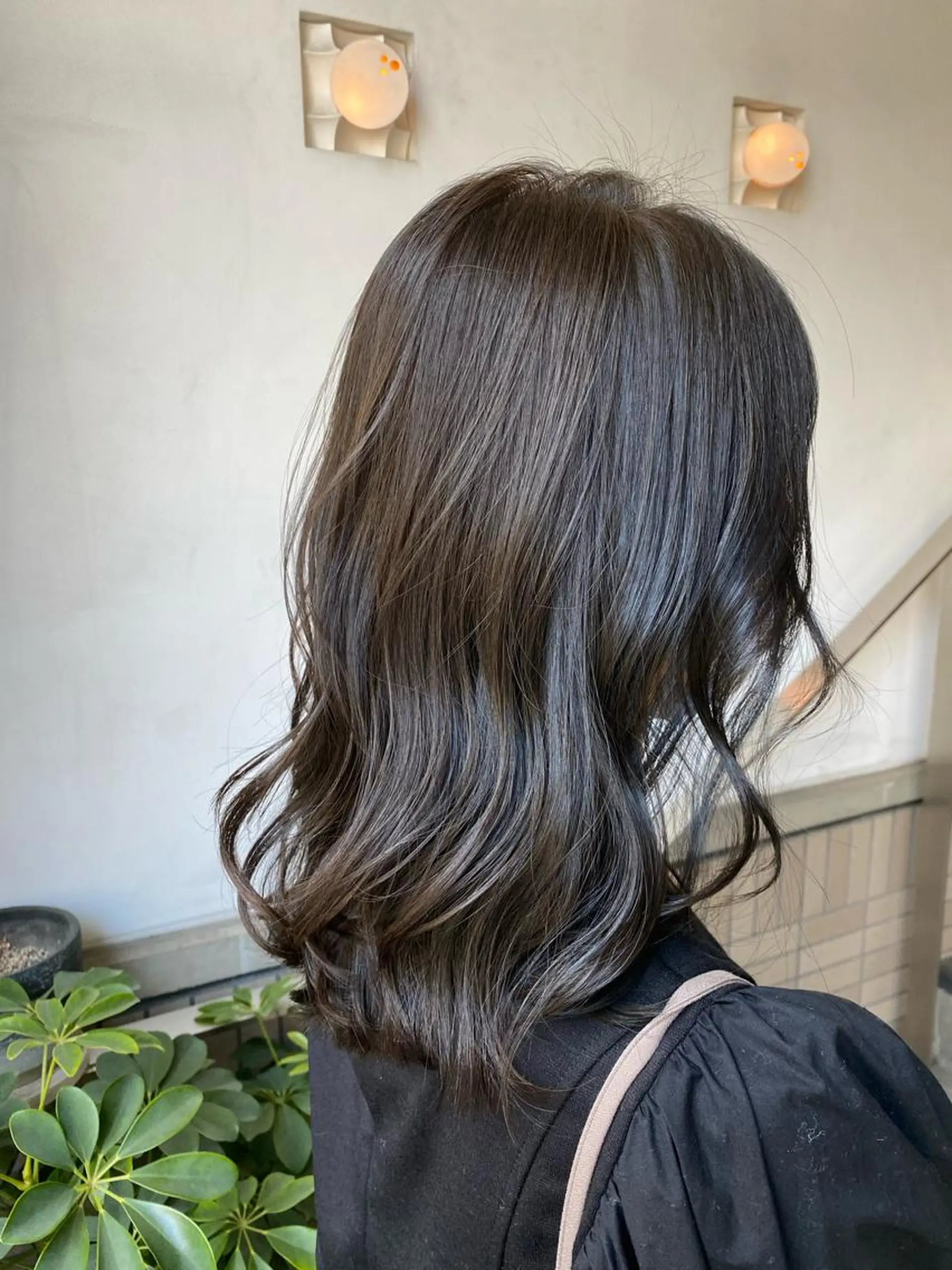 ミディアム カラー ブルーカラー ブルージュ レイヤーカット 統括マネージャー/ 髪のドクター/前原悟のヘアスタイル