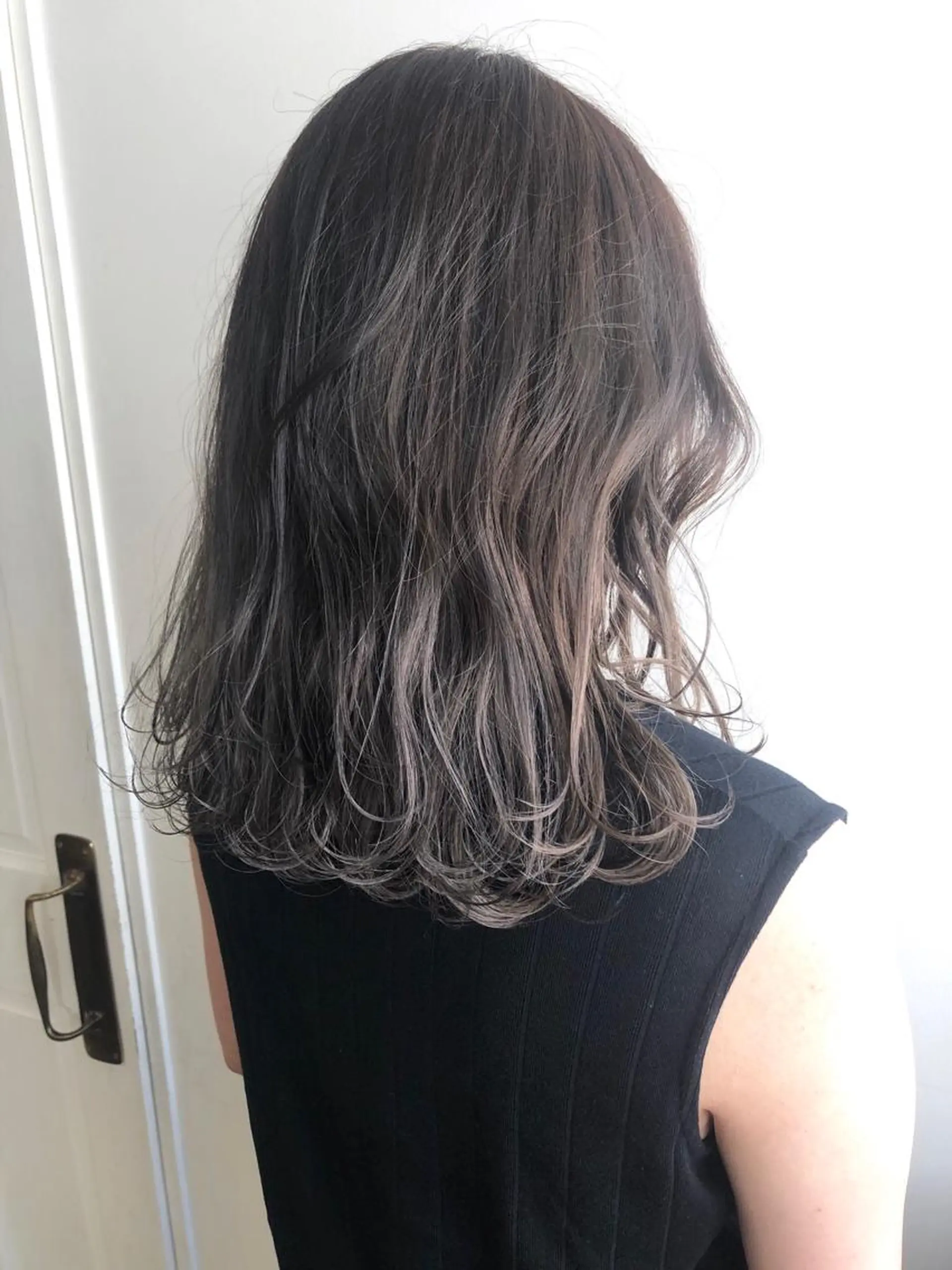 ミディアム カラー MIOベージュカラー 柔らかいカラーのヘアスタイル