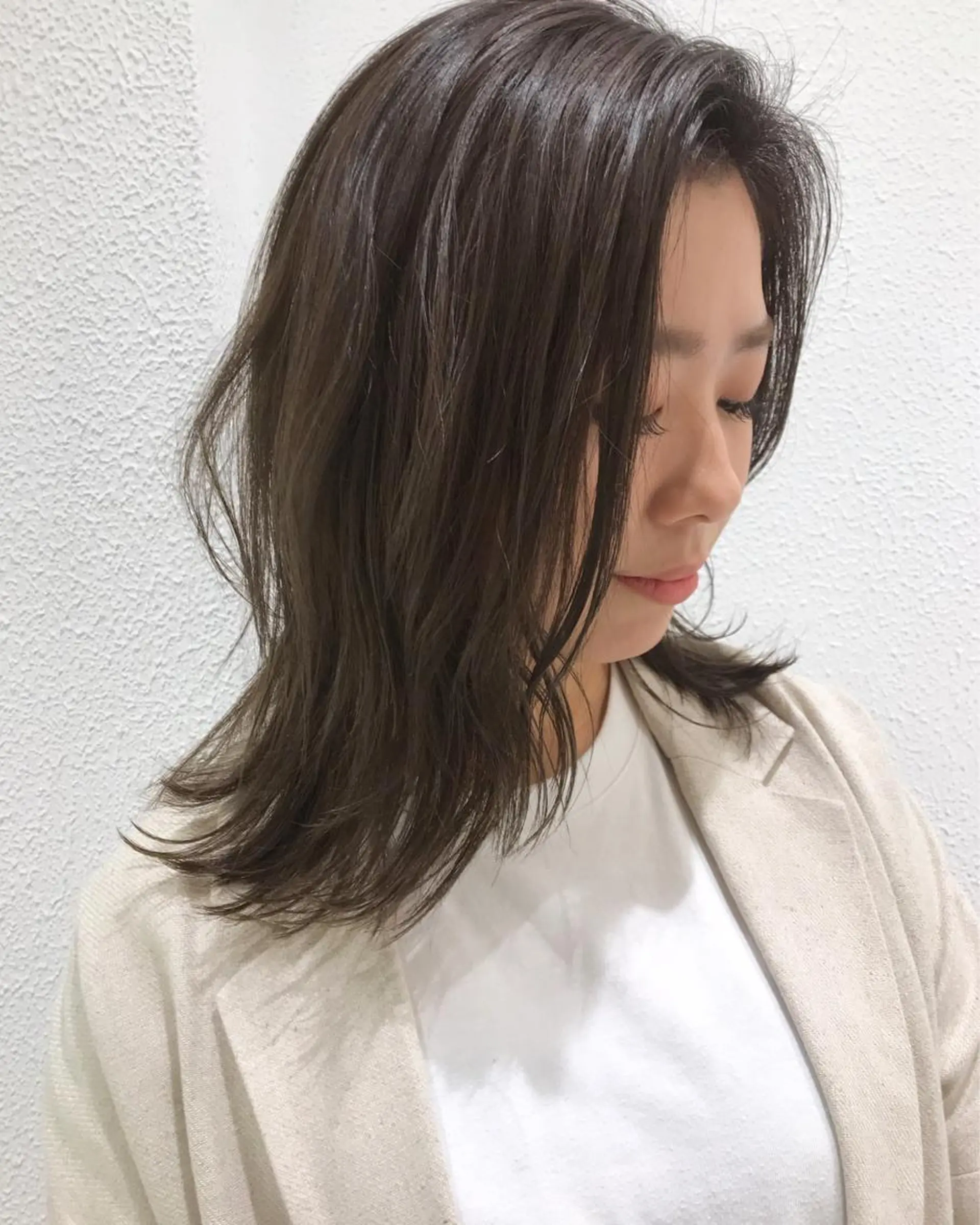 ミディアム カラー グレージュ ウエモト タク ショート/レイヤーのヘアスタイル