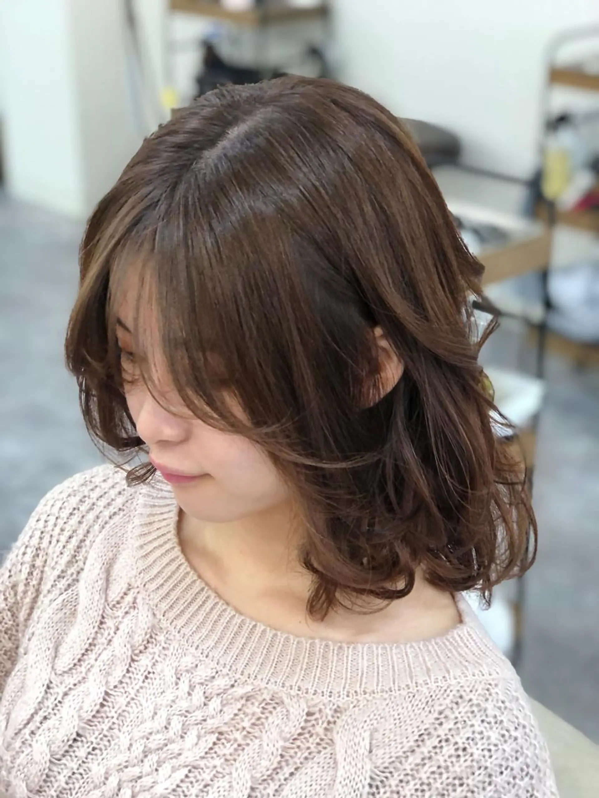 ミディアム アッシュ カット ヘアカラー トリートメント H by Real meのヘアスタイル