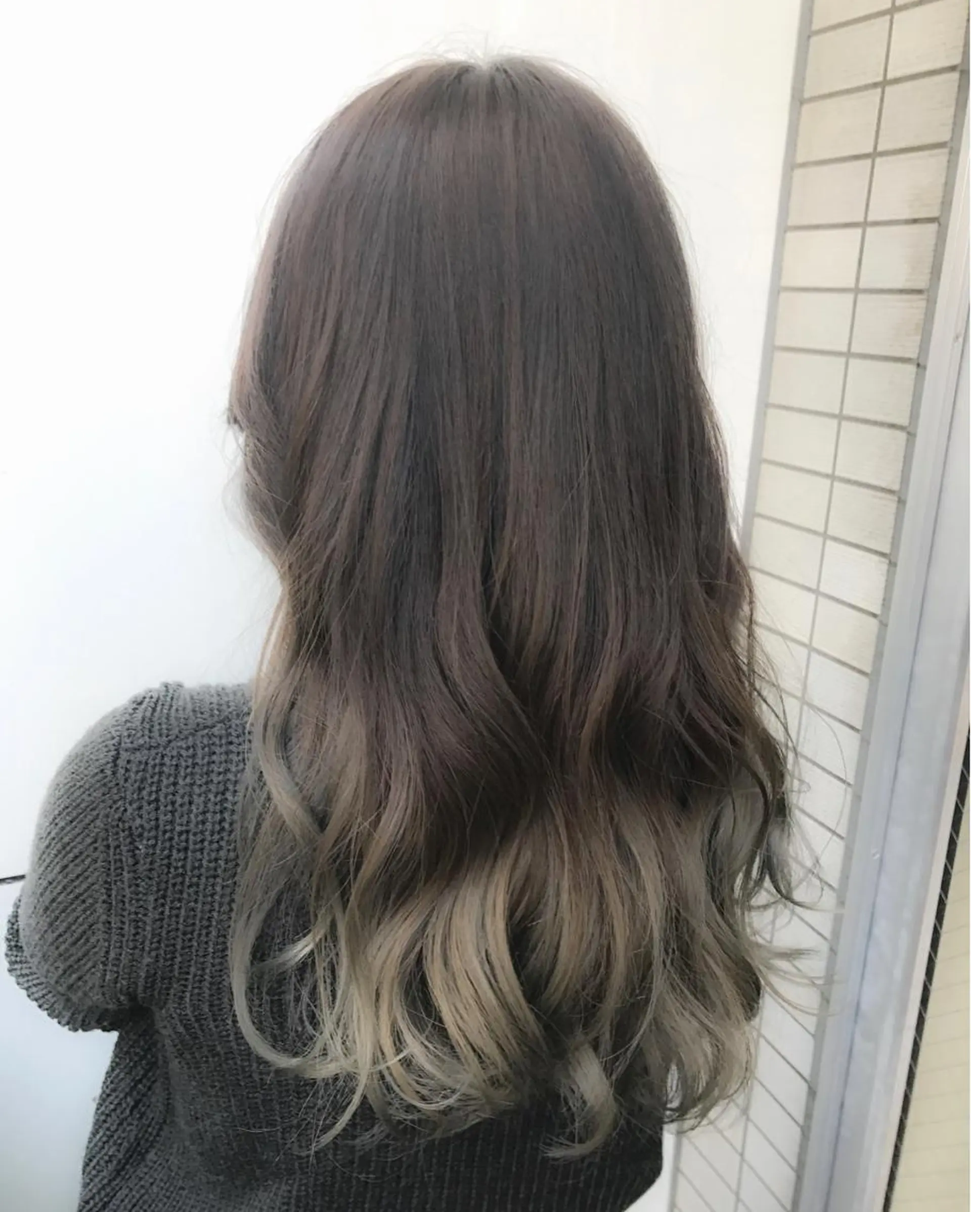 セミロング カラー ヘアアレンジ アッシュ グラデーションカラー ハイライトカラー ホワイトアッシュ ハイライト 🌈髪質改善💕 縮毛矯正✨青木まで✨のヘアスタイル