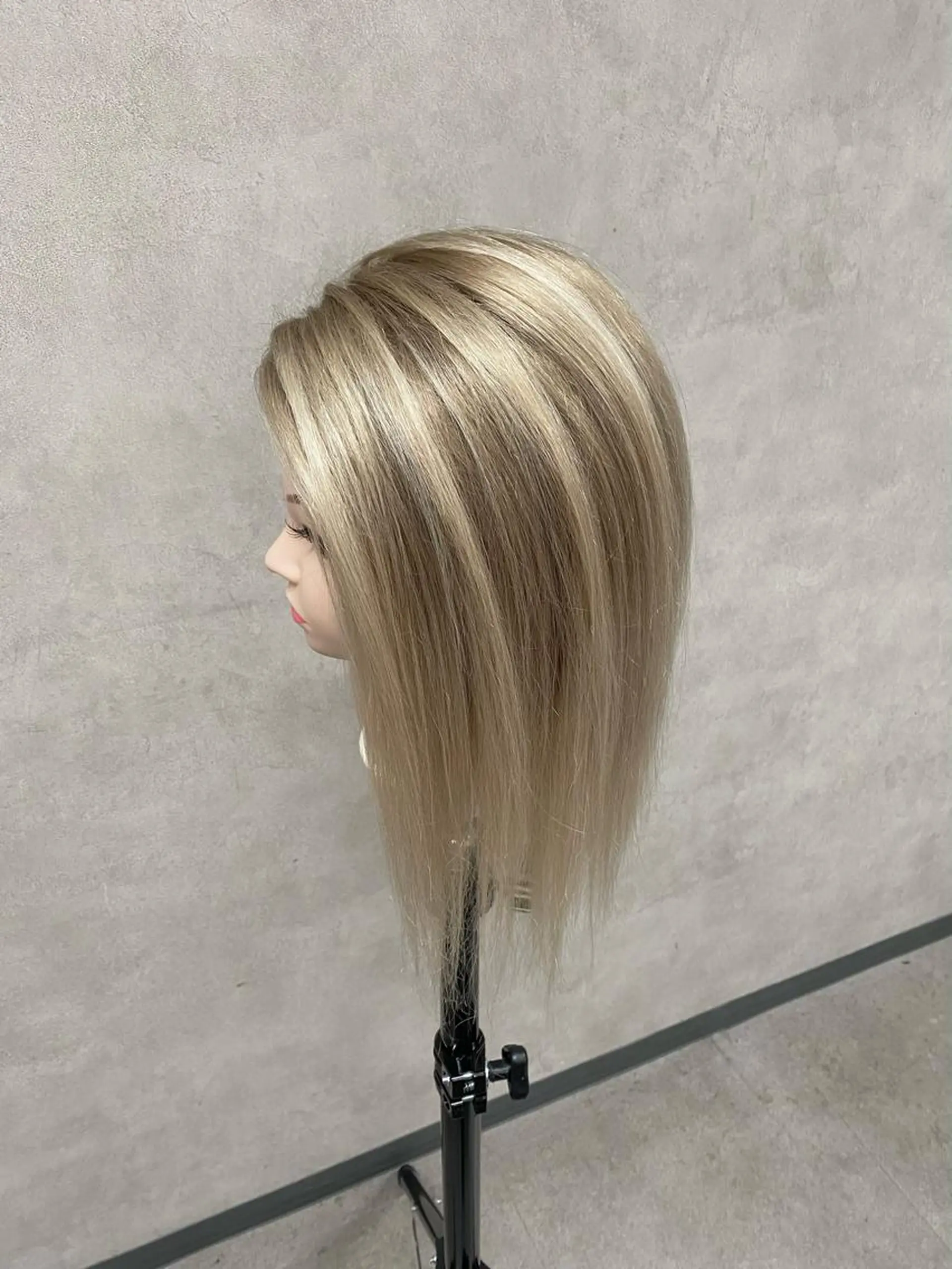 ロング カラー バレイヤージュ ブリーチ 抜きっぱなしブロンド レイヤーカット eyelash  salon Lien所属・衣笠 結愛のマツエク・マツパデザイン